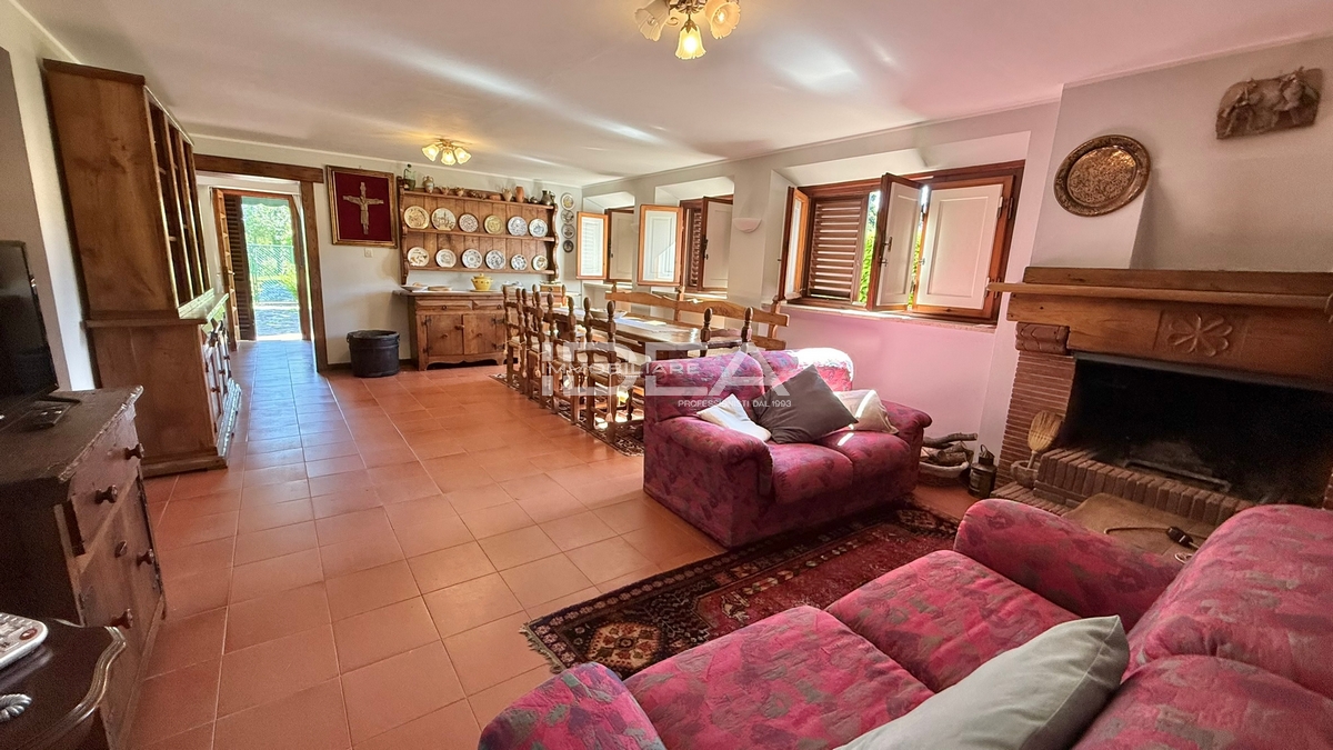 Villa con giardino in via del fanuccio, Capannori