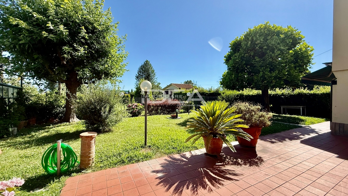 Villa con giardino in via del fanuccio, Capannori
