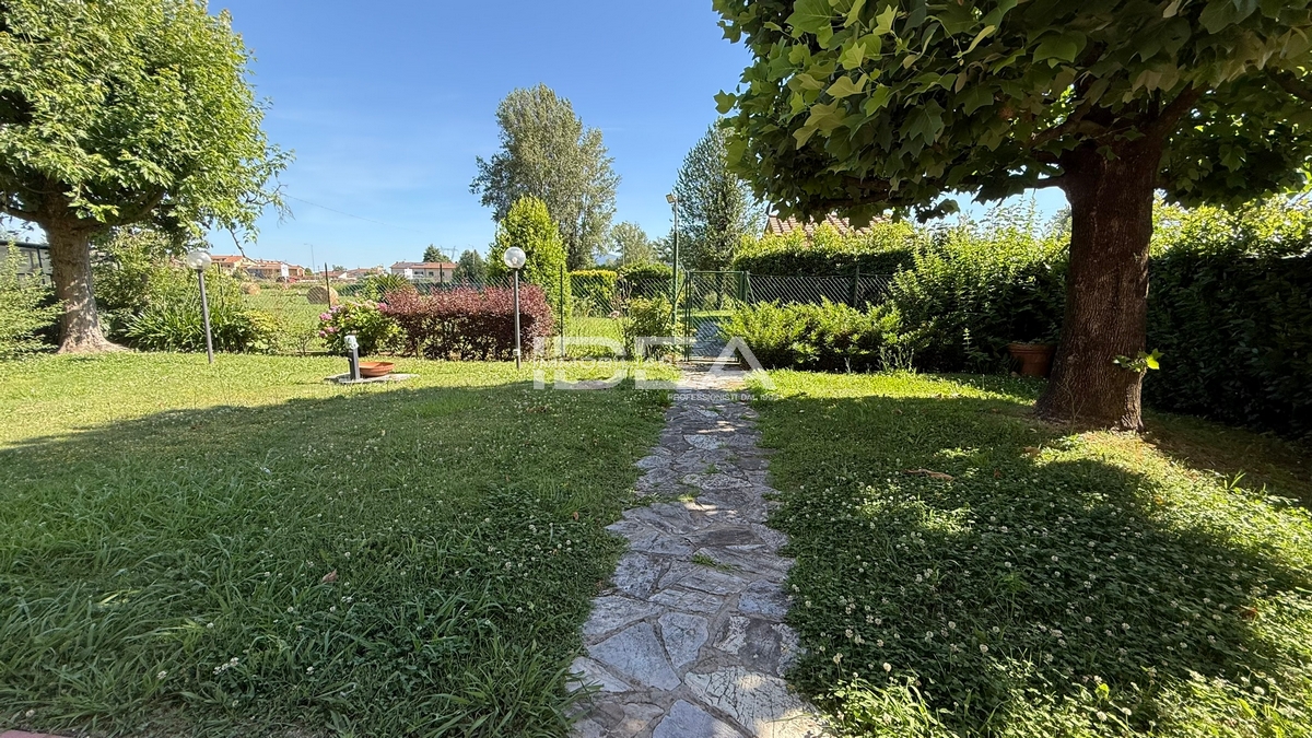 Villa con giardino in via del fanuccio, Capannori