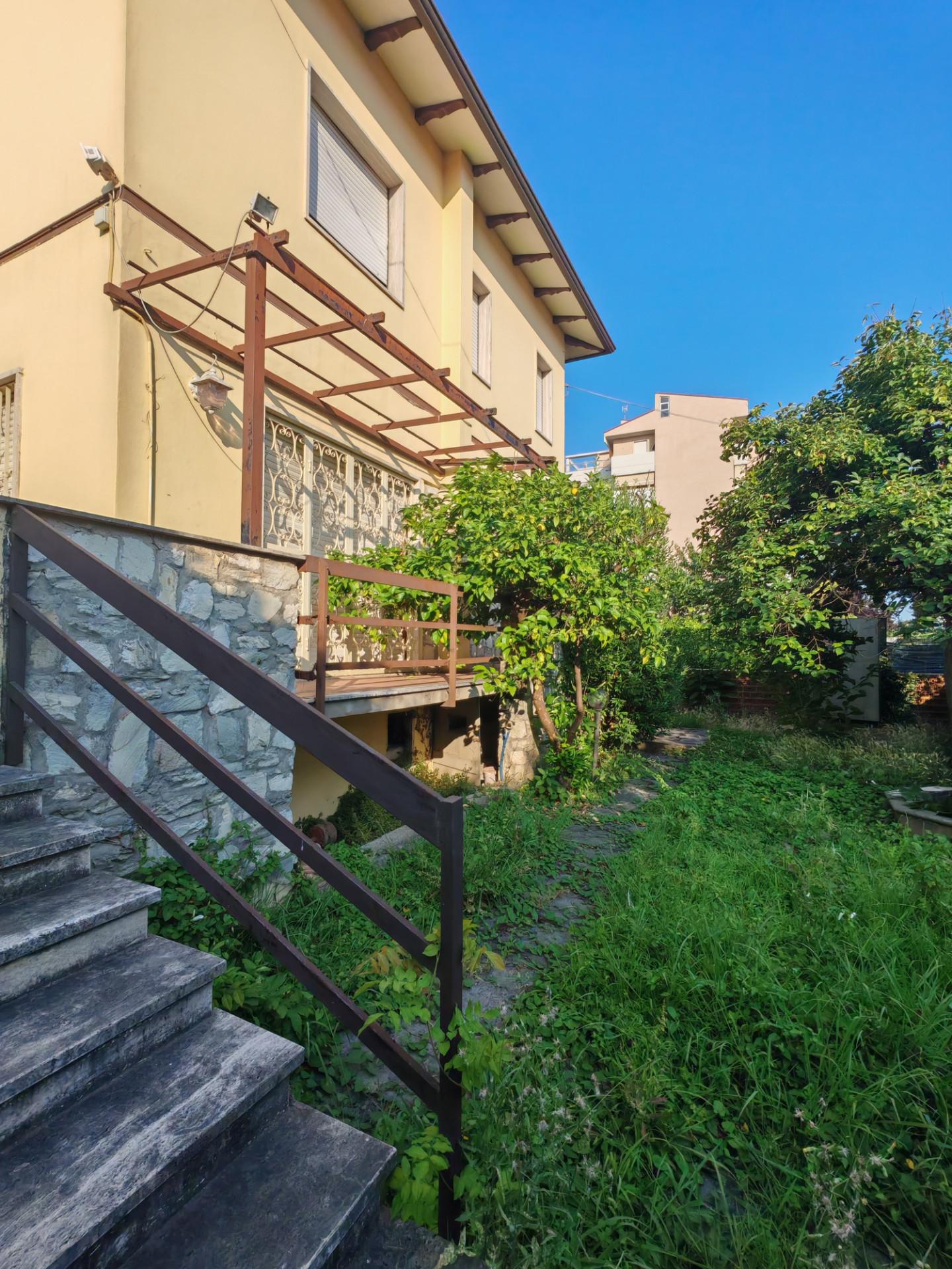 Villa Bifamiliare con giardino, Carrara avenza