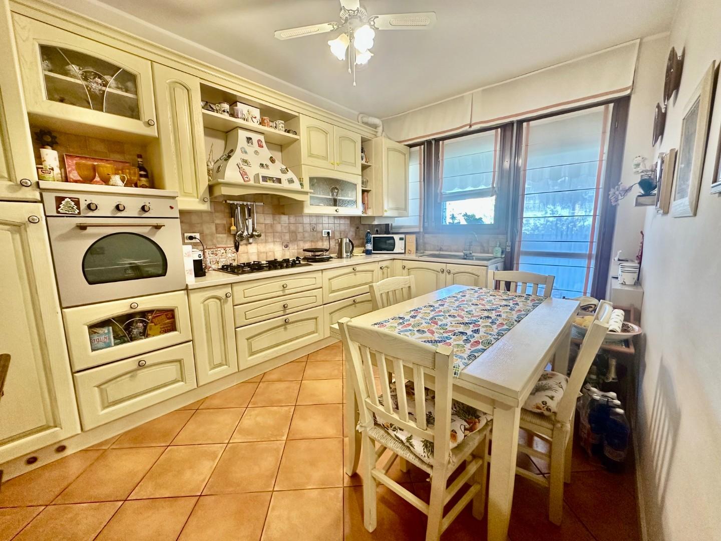 Appartamento con terrazzi, Carrara avenza