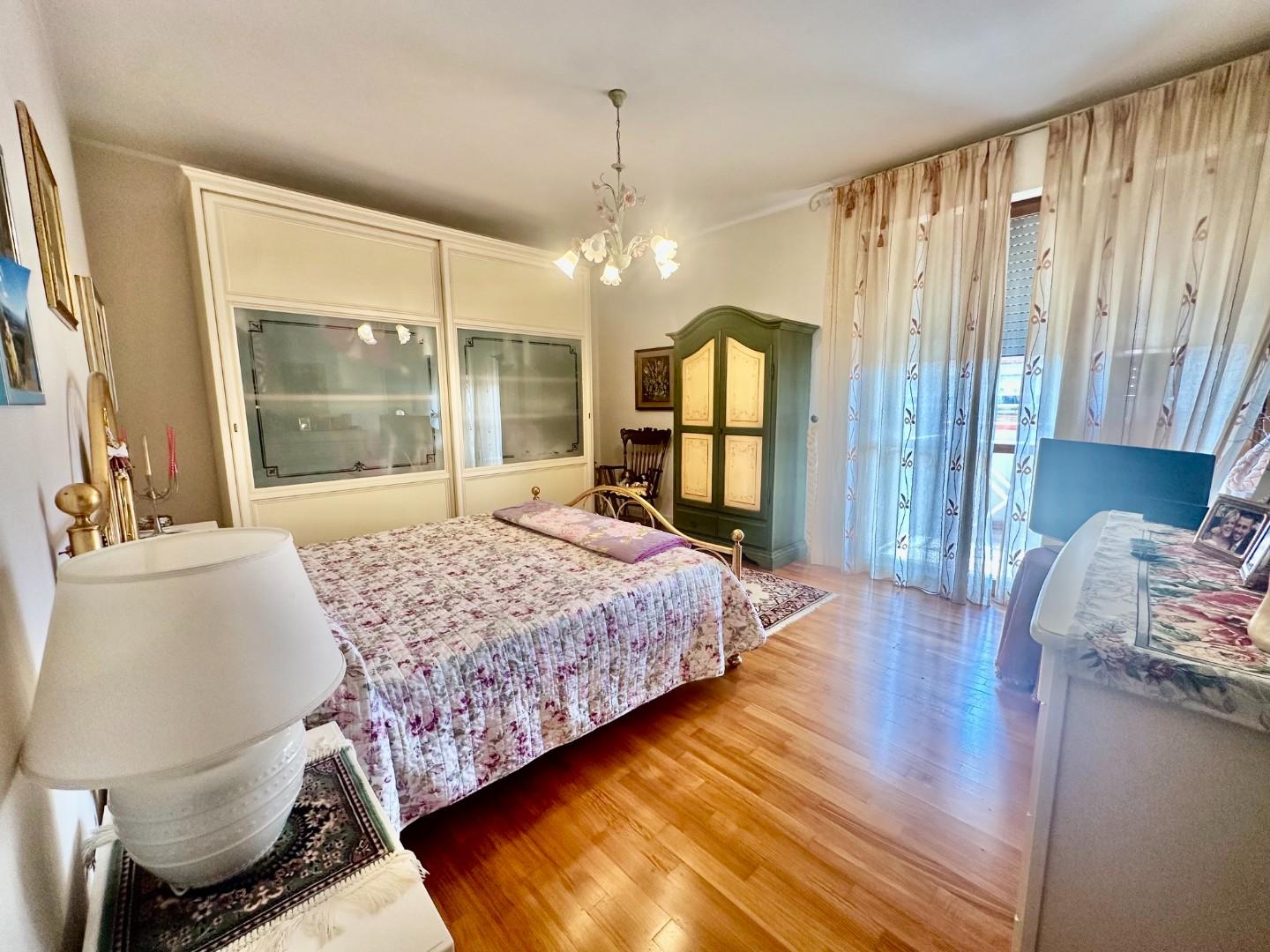 Appartamento con terrazzi, Carrara avenza