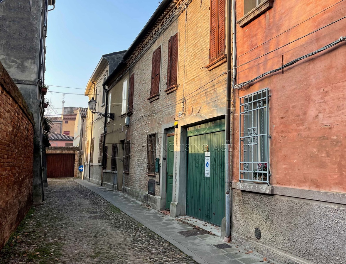 Casa indipendente con box a Ferrara