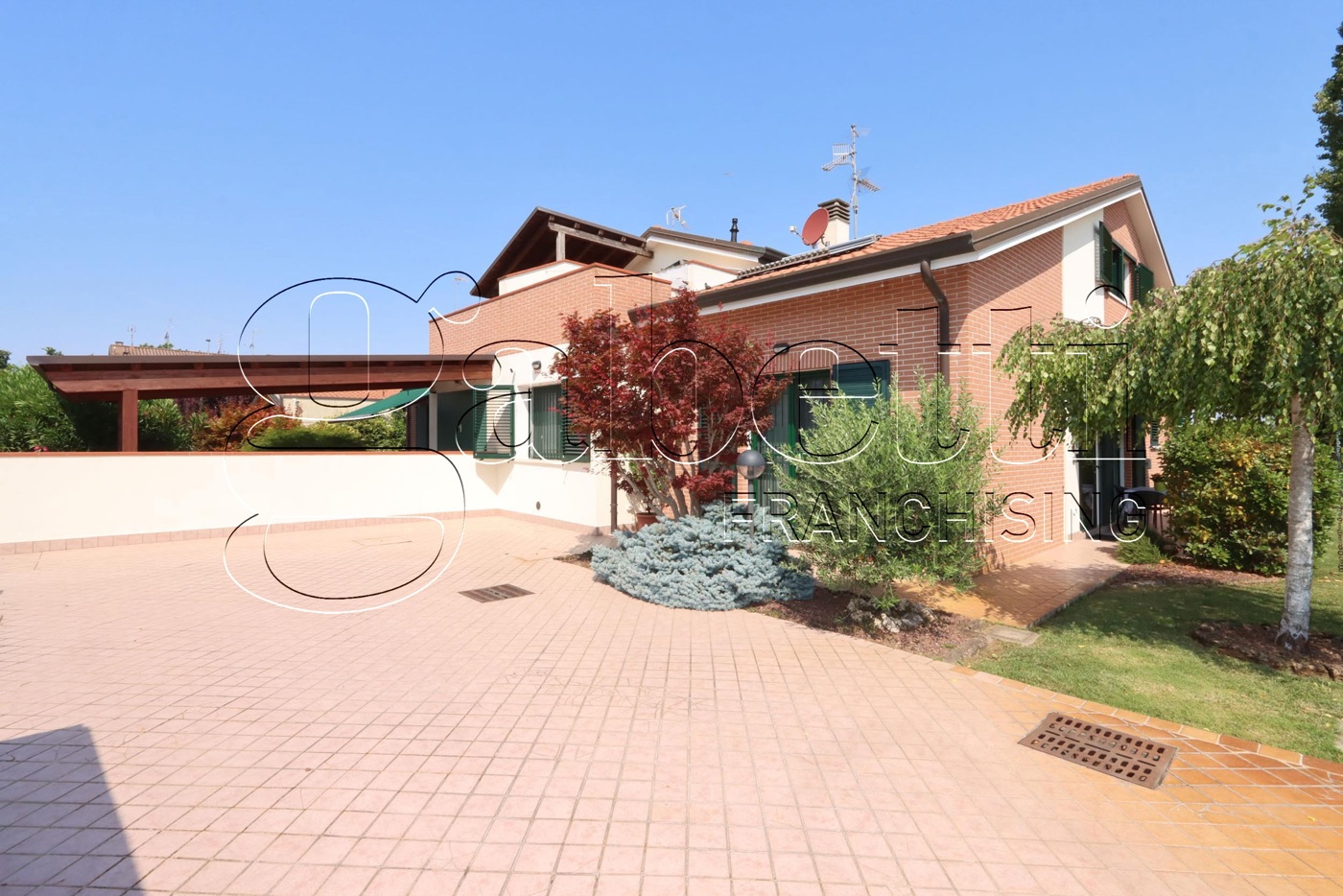 Villa Bifamiliare con giardino a Ferrara