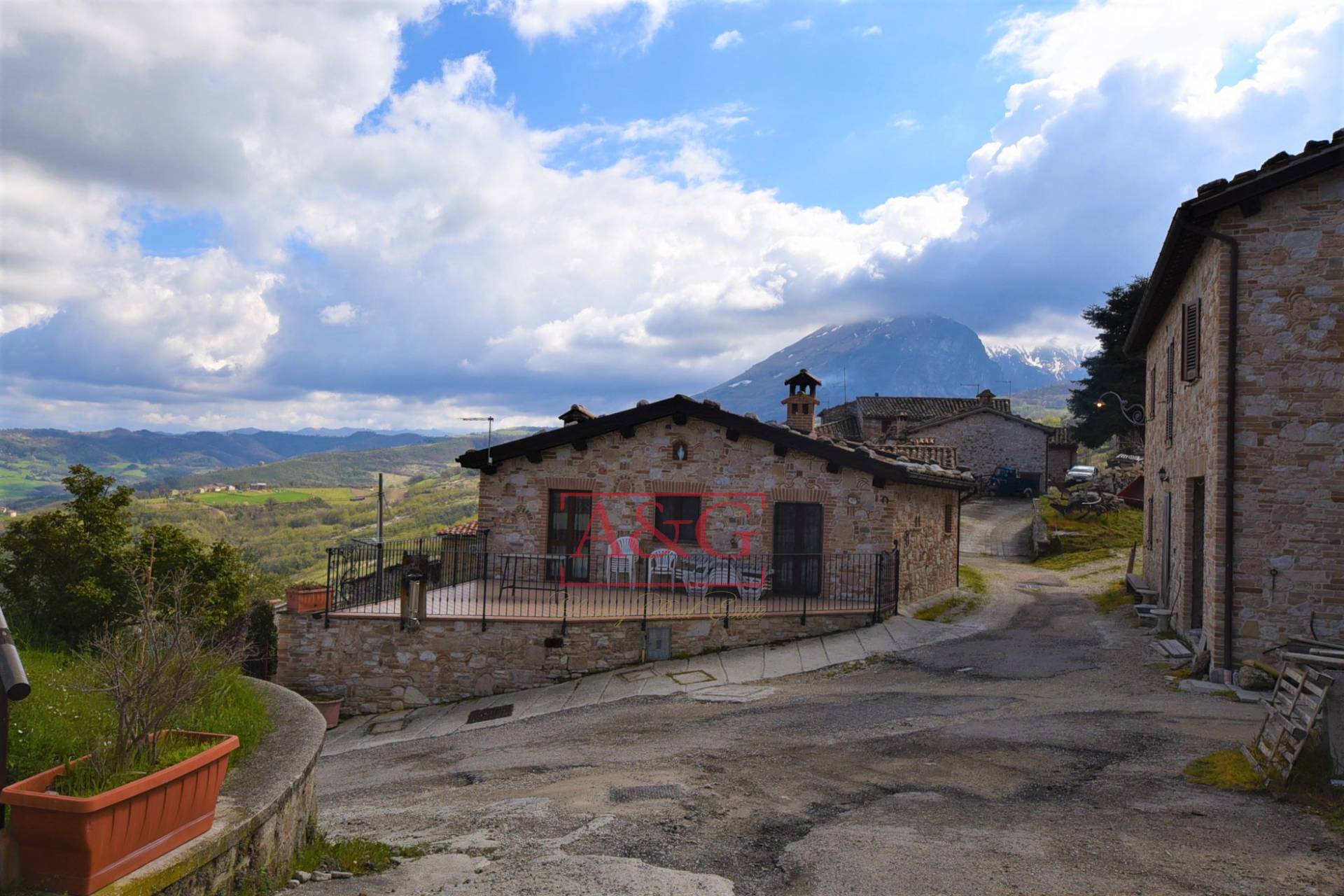 Casa cielo-terra in vendita a Amandola, Montagna