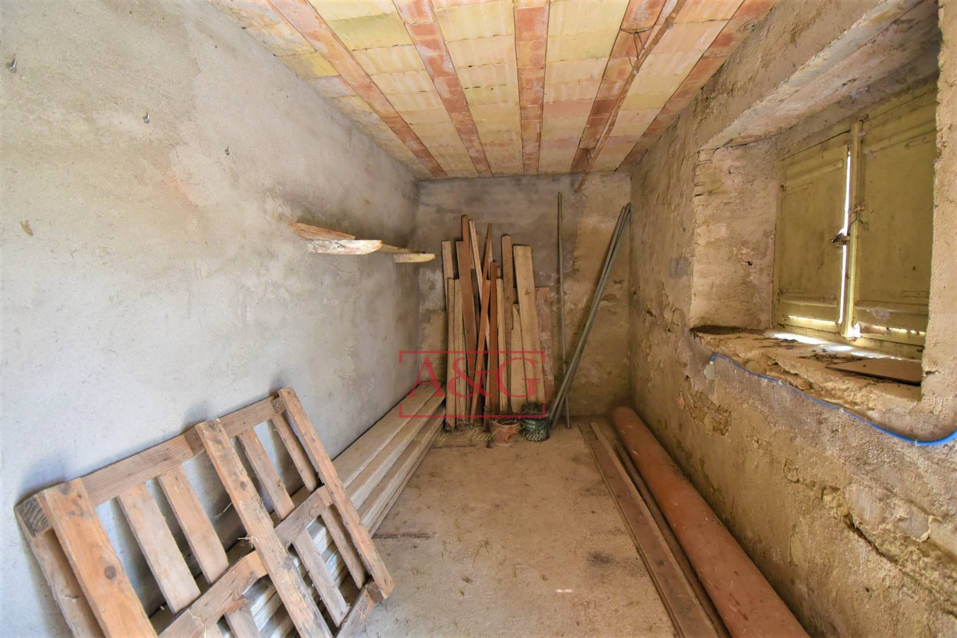 Casa colonica in vendita a Camporotondo di Fiastrone, contrada Colvenale