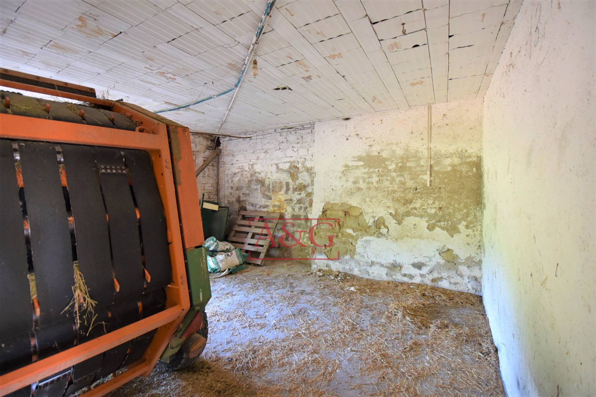 Casa colonica in vendita a Camporotondo di Fiastrone, contrada Colvenale