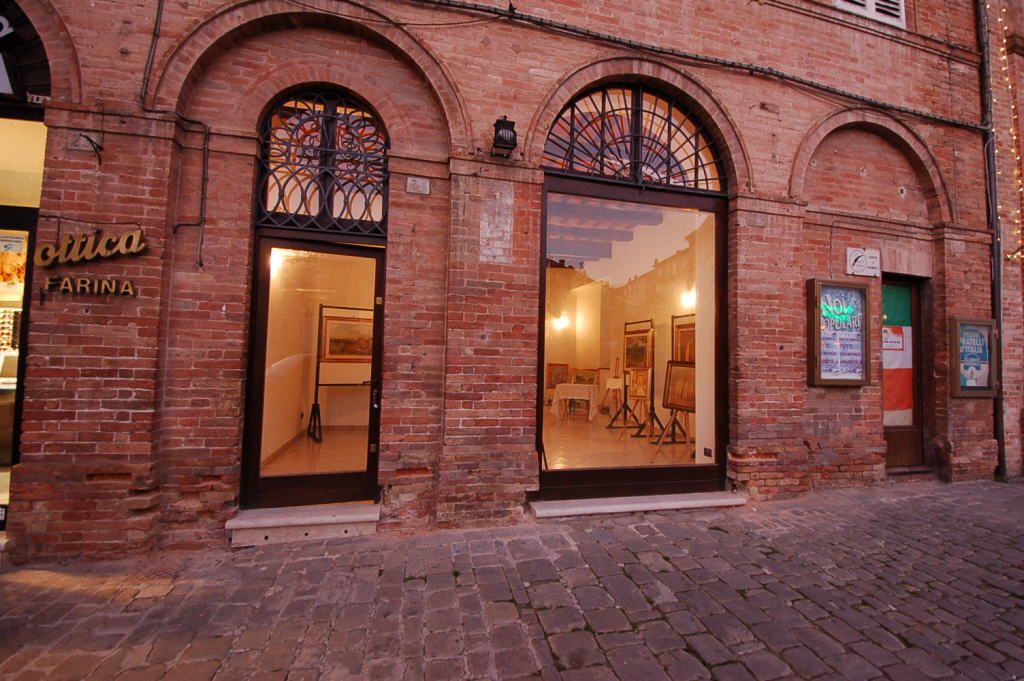 Locale commerciale in affitto a Amandola, Centro