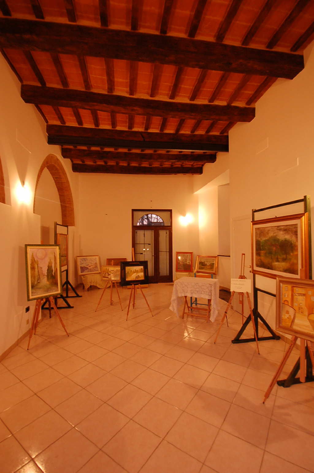 Locale commerciale in affitto a Amandola, Centro