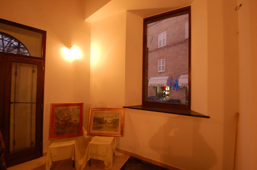 Locale commerciale in affitto a Amandola, Centro