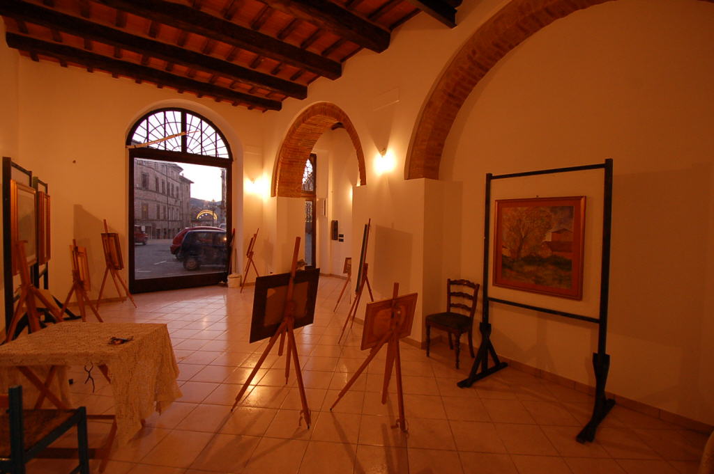 Locale commerciale in affitto a Amandola, Centro