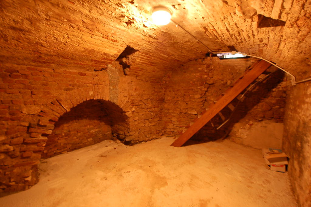 Locale commerciale in affitto a Amandola, Centro