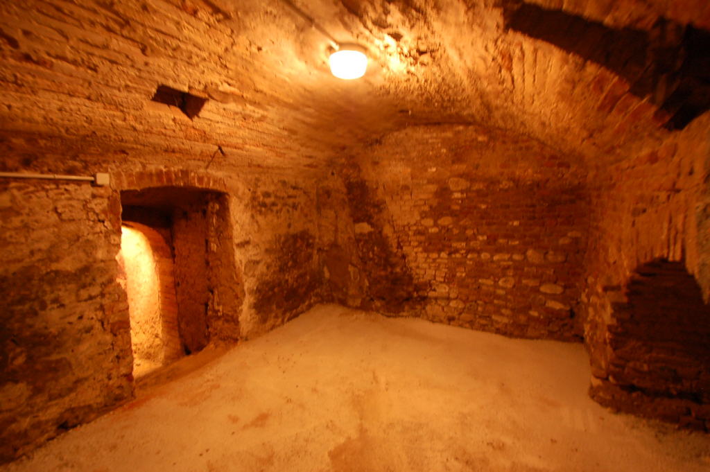 Locale commerciale in affitto a Amandola, Centro