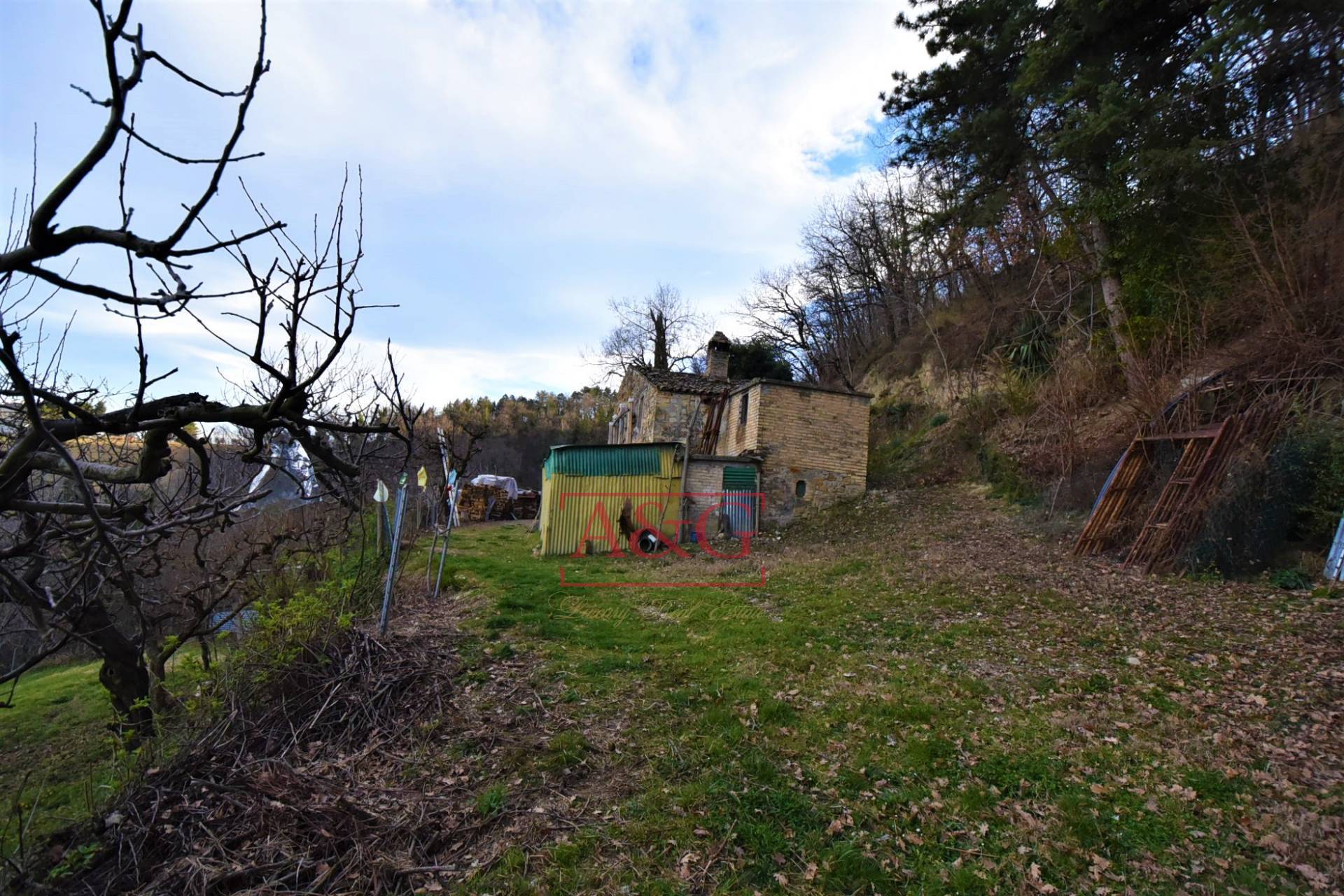 Casa colonica in vendita a Santa Vittoria in Matenano, Campagna