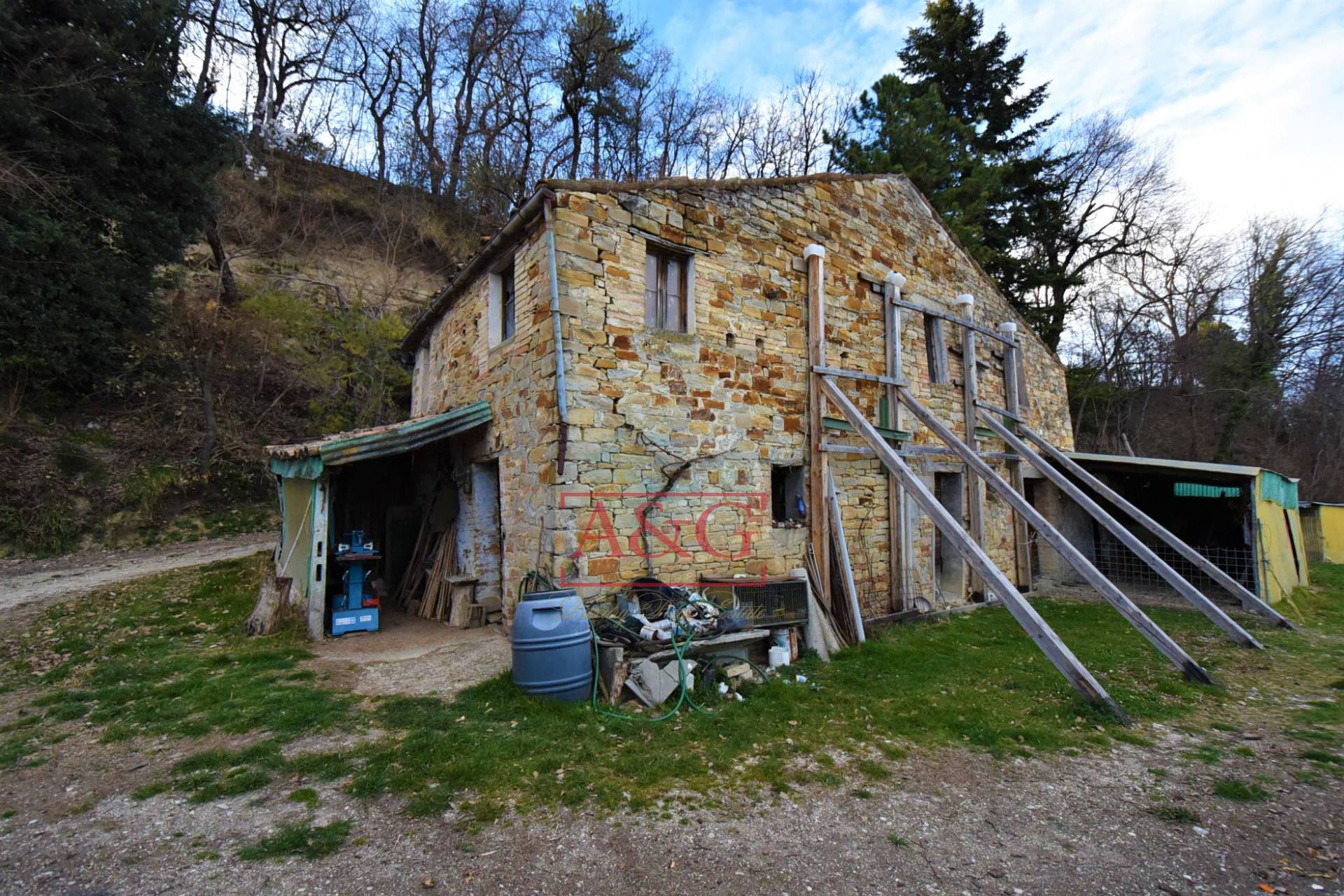 Casa colonica in vendita a Santa Vittoria in Matenano, Campagna