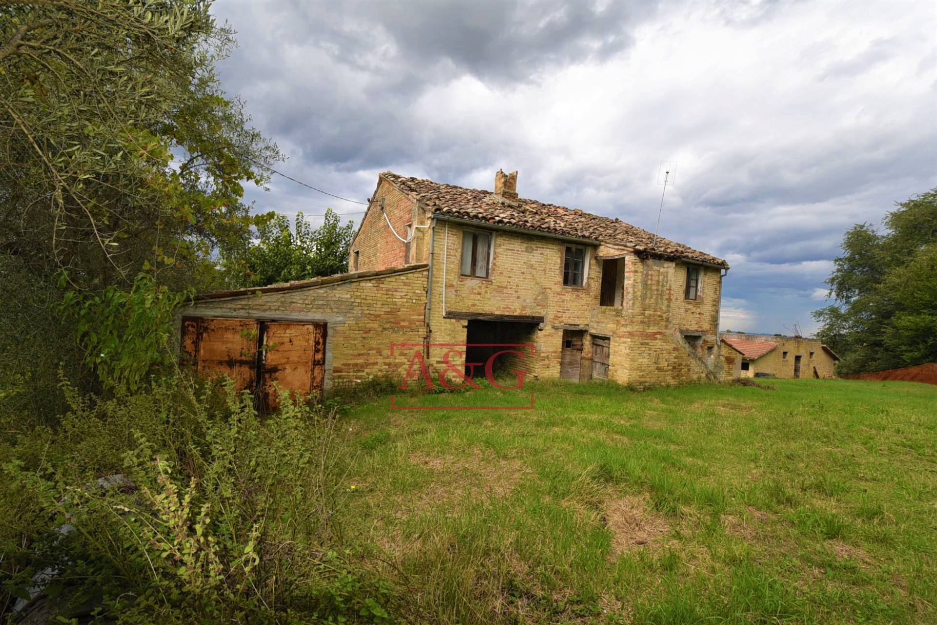 Casa colonica in vendita a Mogliano, CAMPAGNA