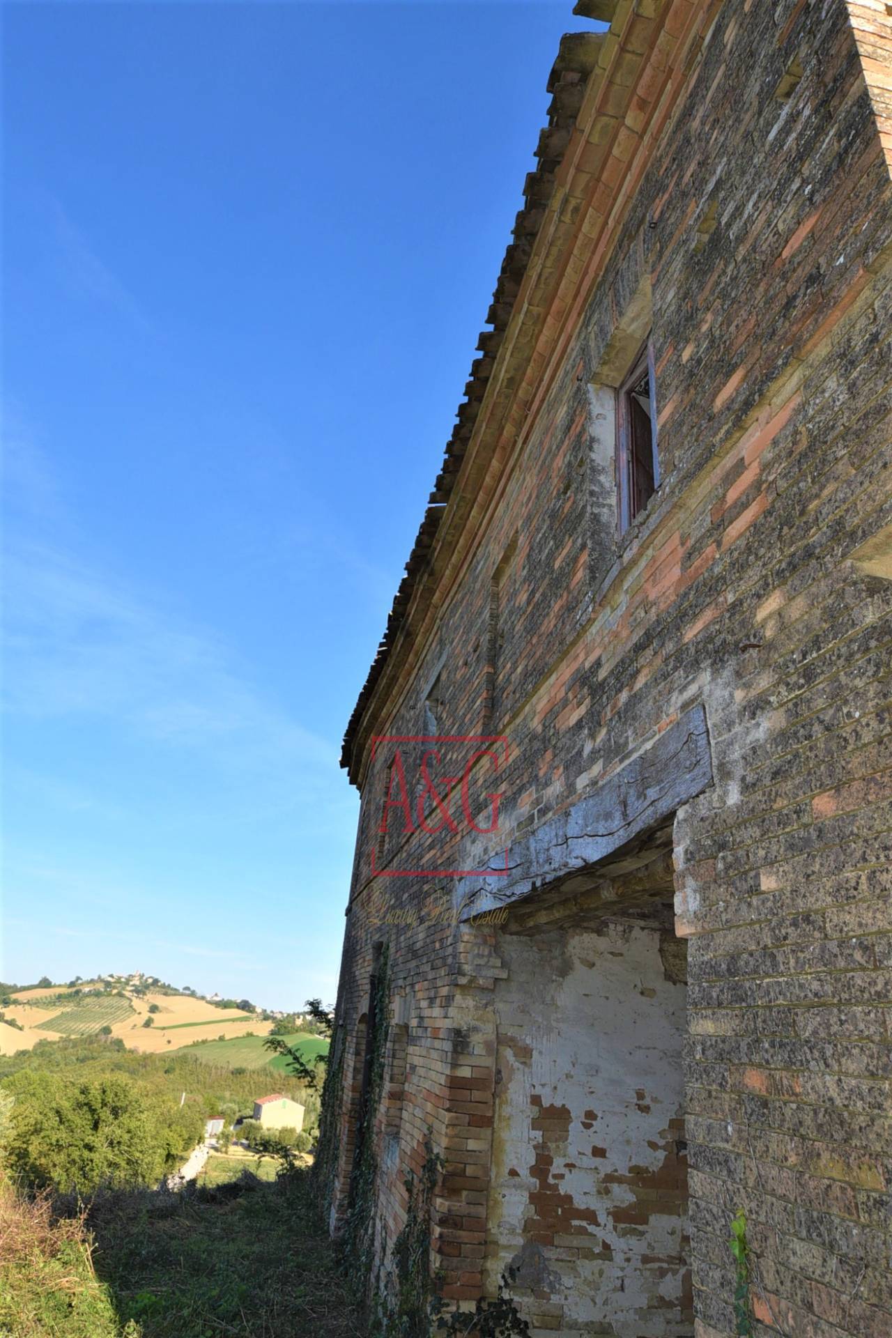 Casale in vendita a Mogliano, CAMPAGNA