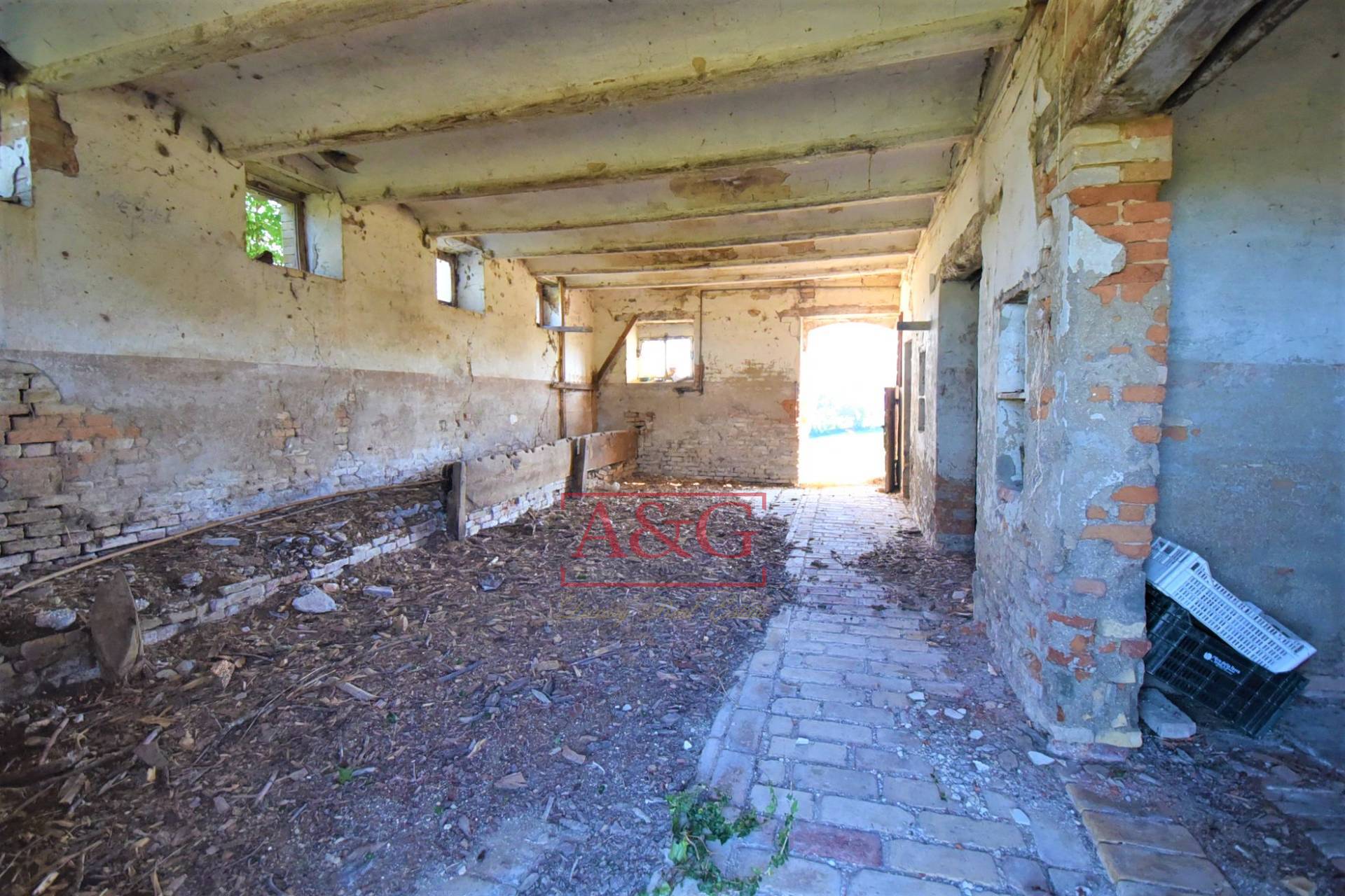 Casale in vendita a Mogliano, CAMPAGNA