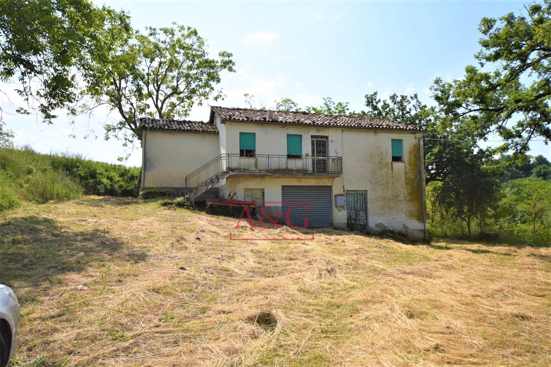 Casa colonica in vendita a Camporotondo di Fiastrone, contrada Colvenale