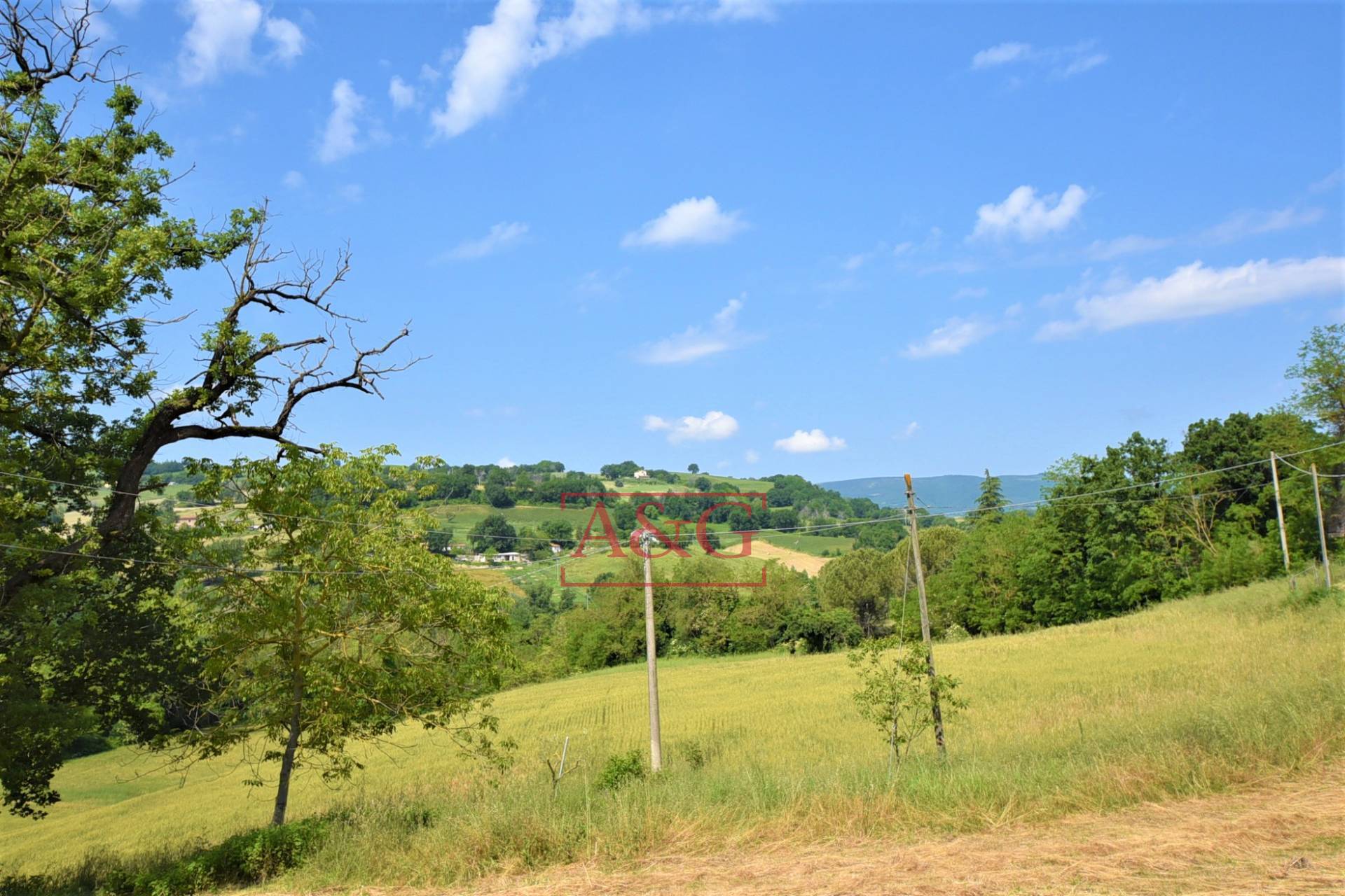 Casa colonica in vendita a Camporotondo di Fiastrone, contrada Colvenale