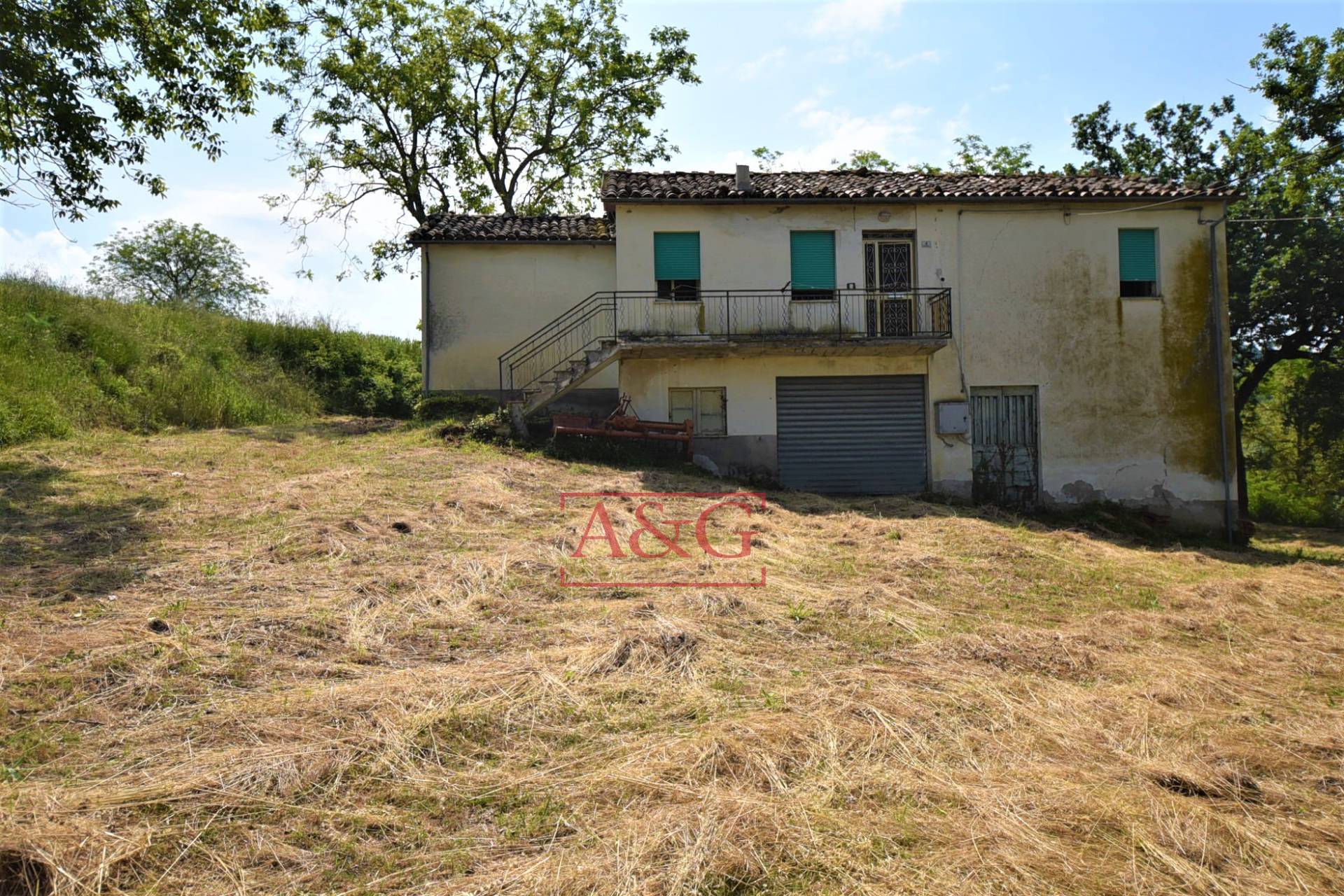 Casa colonica in vendita a Camporotondo di Fiastrone, contrada Colvenale