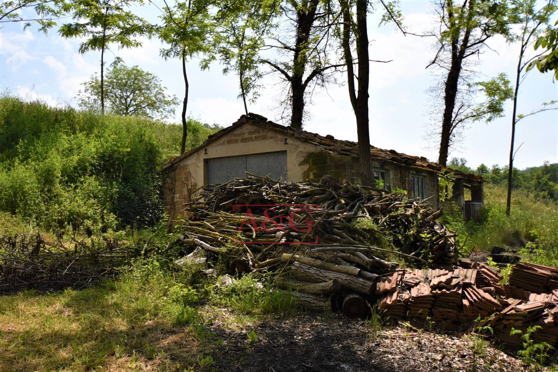 Casa colonica in vendita a Camporotondo di Fiastrone, contrada Colvenale