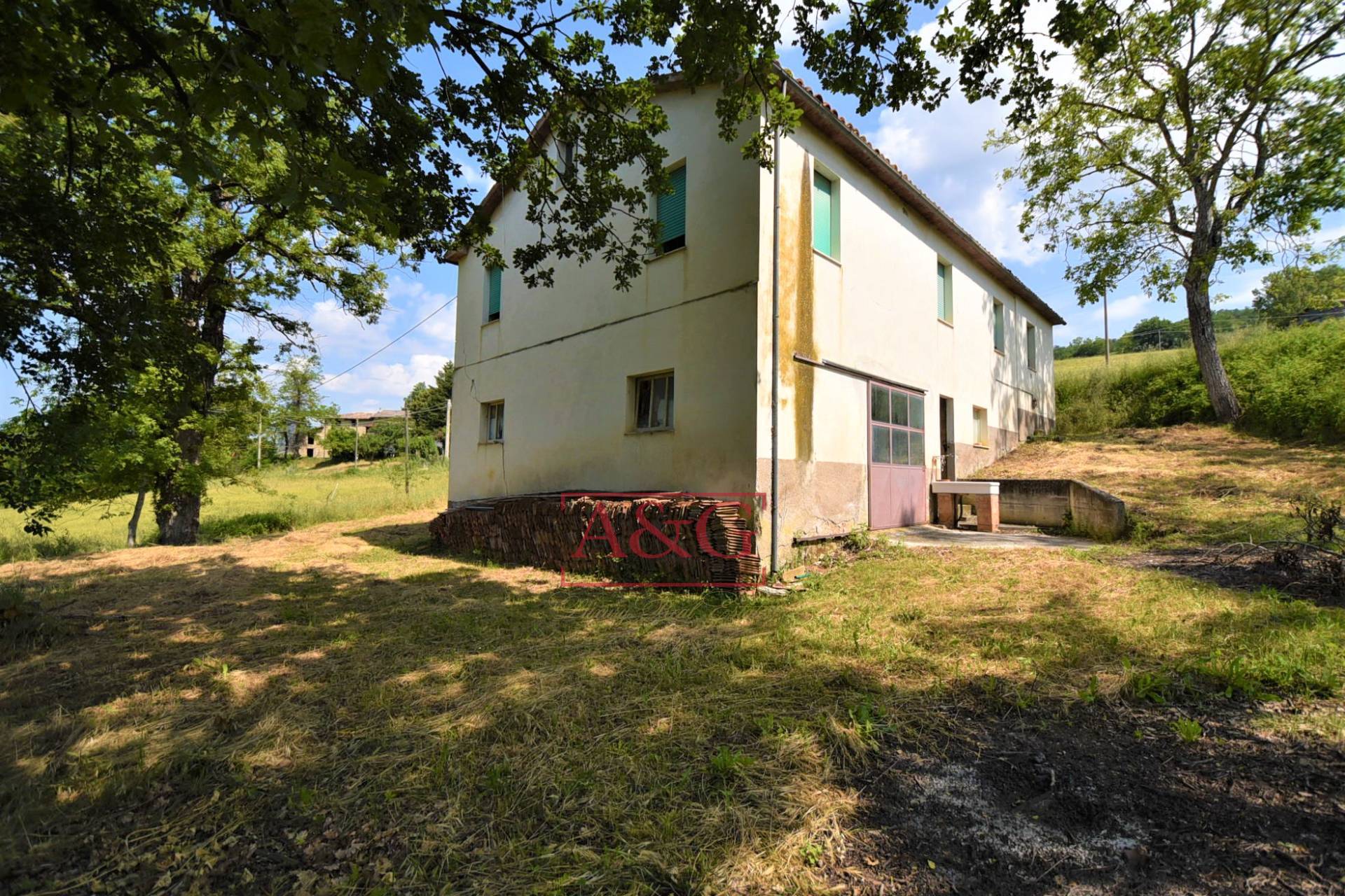 Casa colonica in vendita a Camporotondo di Fiastrone, contrada Colvenale