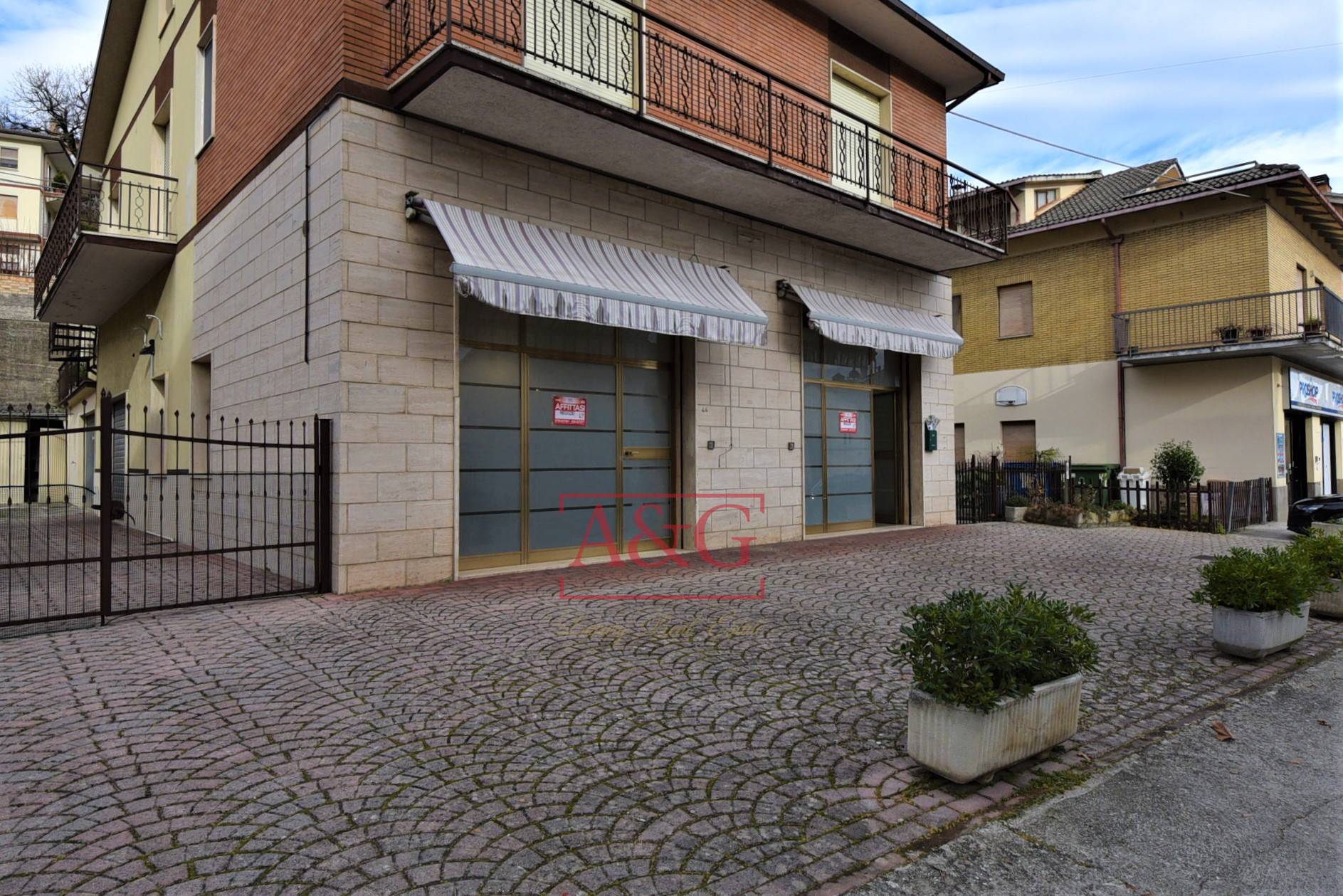 Locale commerciale in affitto a Amandola, Centro