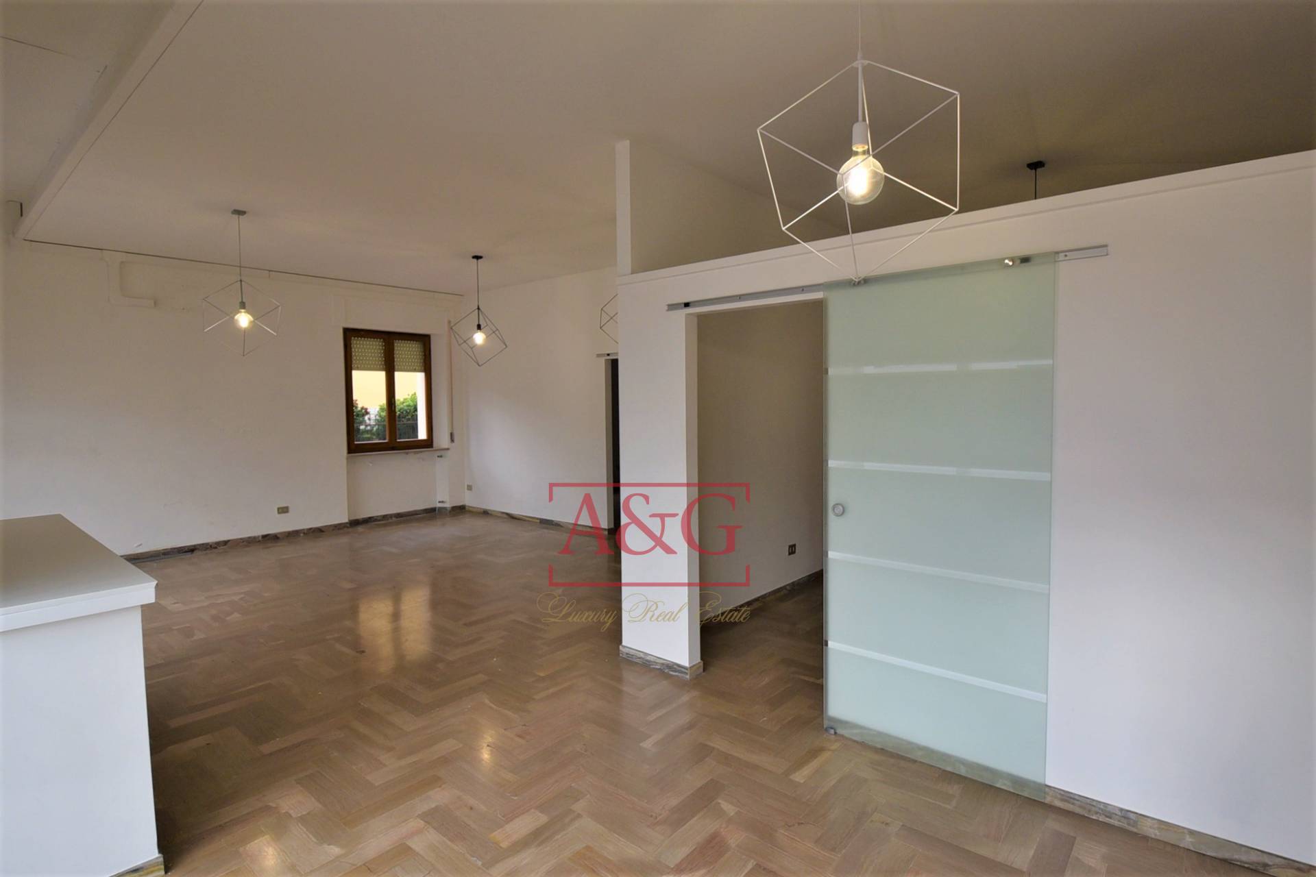 Locale commerciale in affitto a Amandola, Centro