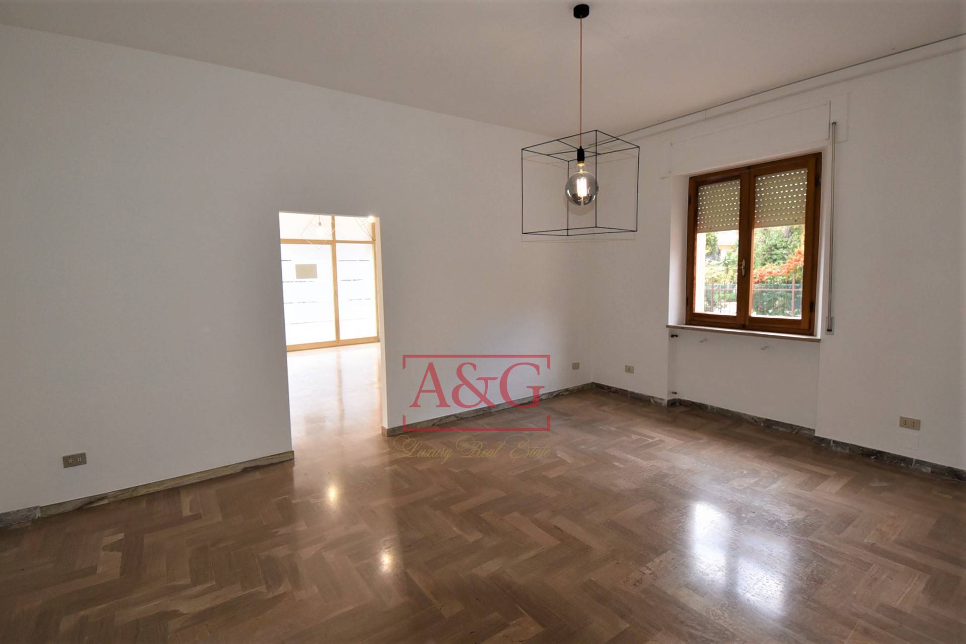 Locale commerciale in affitto a Amandola, Centro