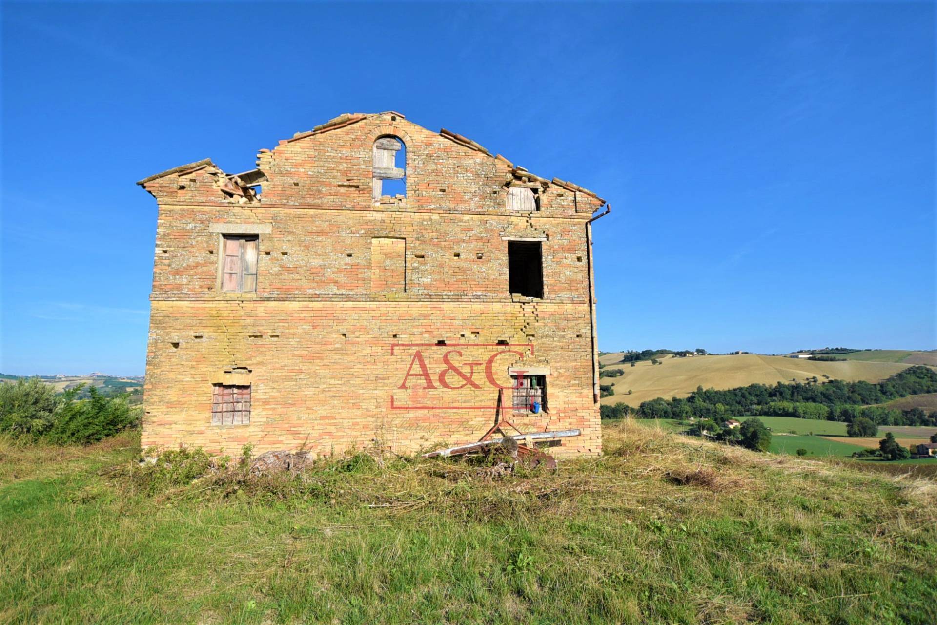 Casale in vendita a Mogliano, CAMPAGNA