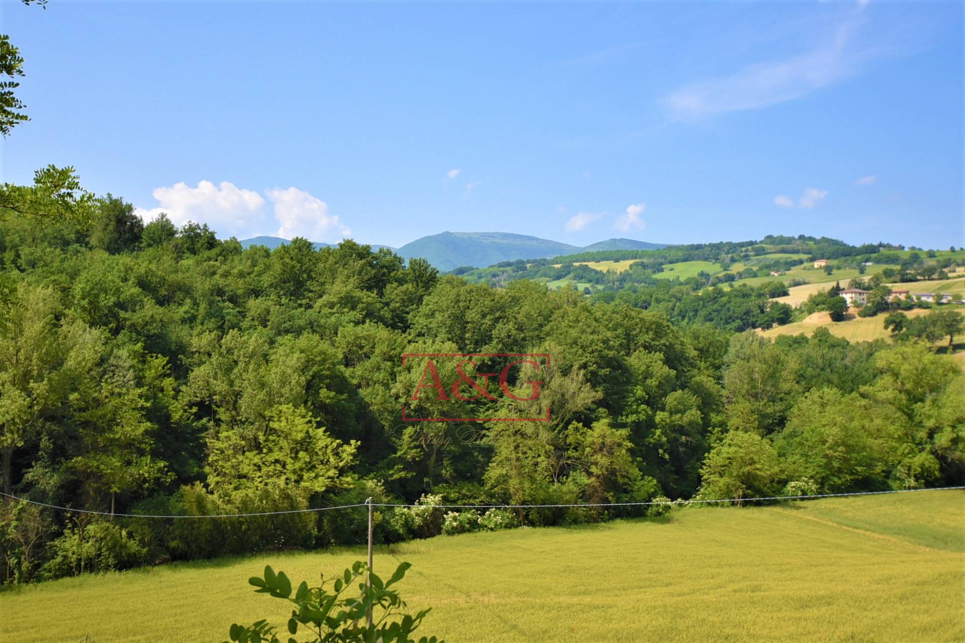 Casa colonica in vendita a Camporotondo di Fiastrone, contrada Colvenale