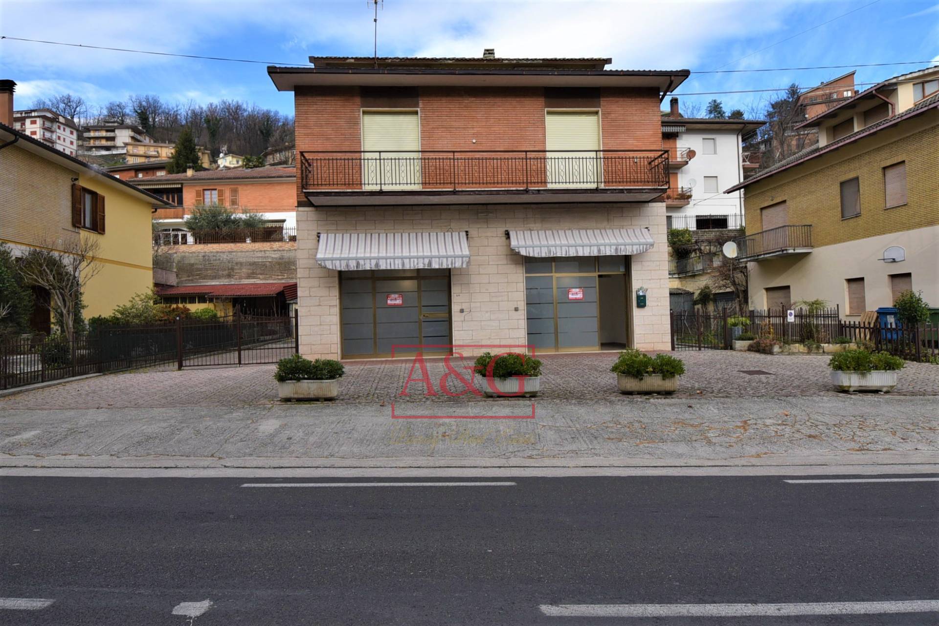 Locale commerciale in affitto a Amandola, Centro