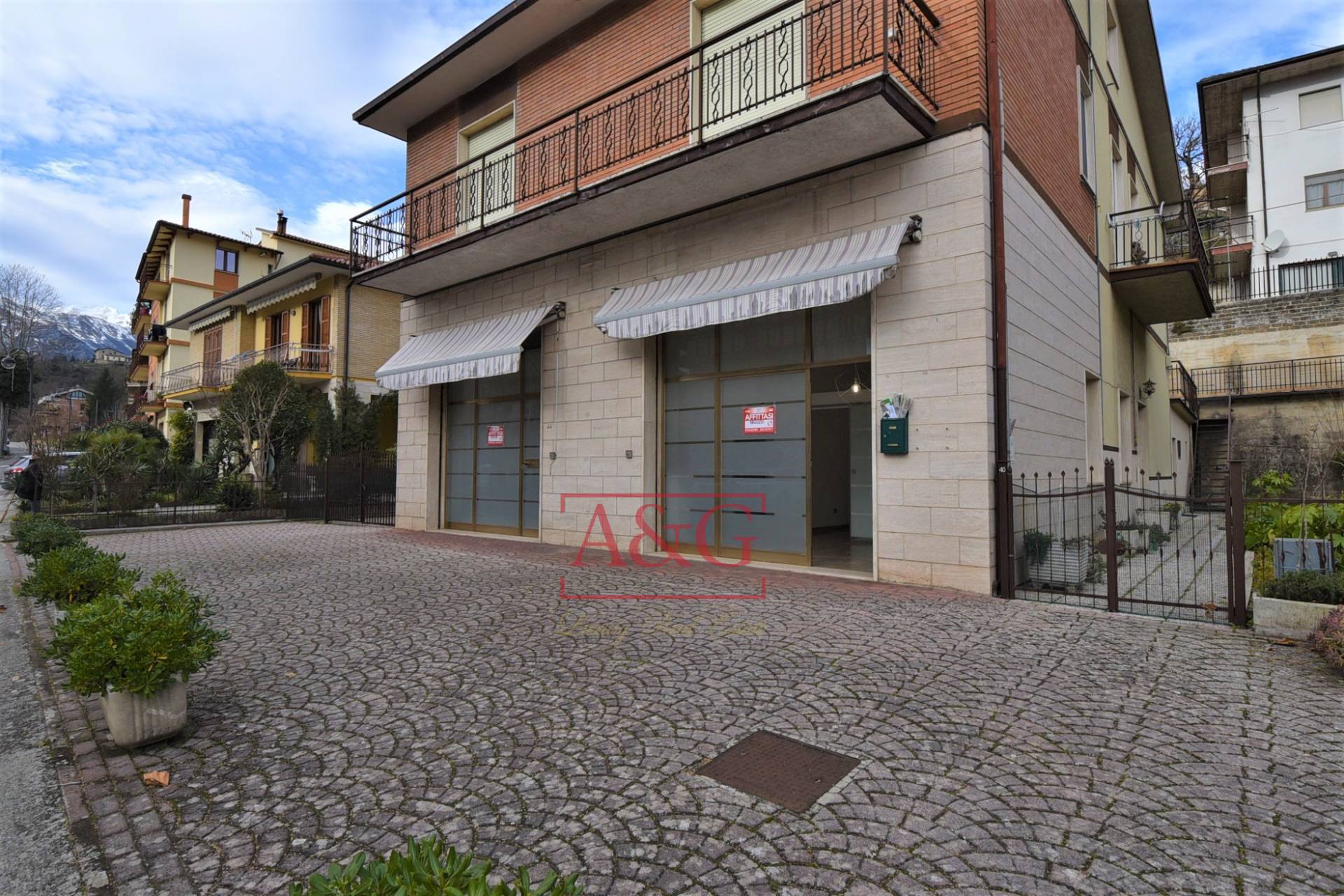 Locale commerciale in affitto a Amandola, Centro