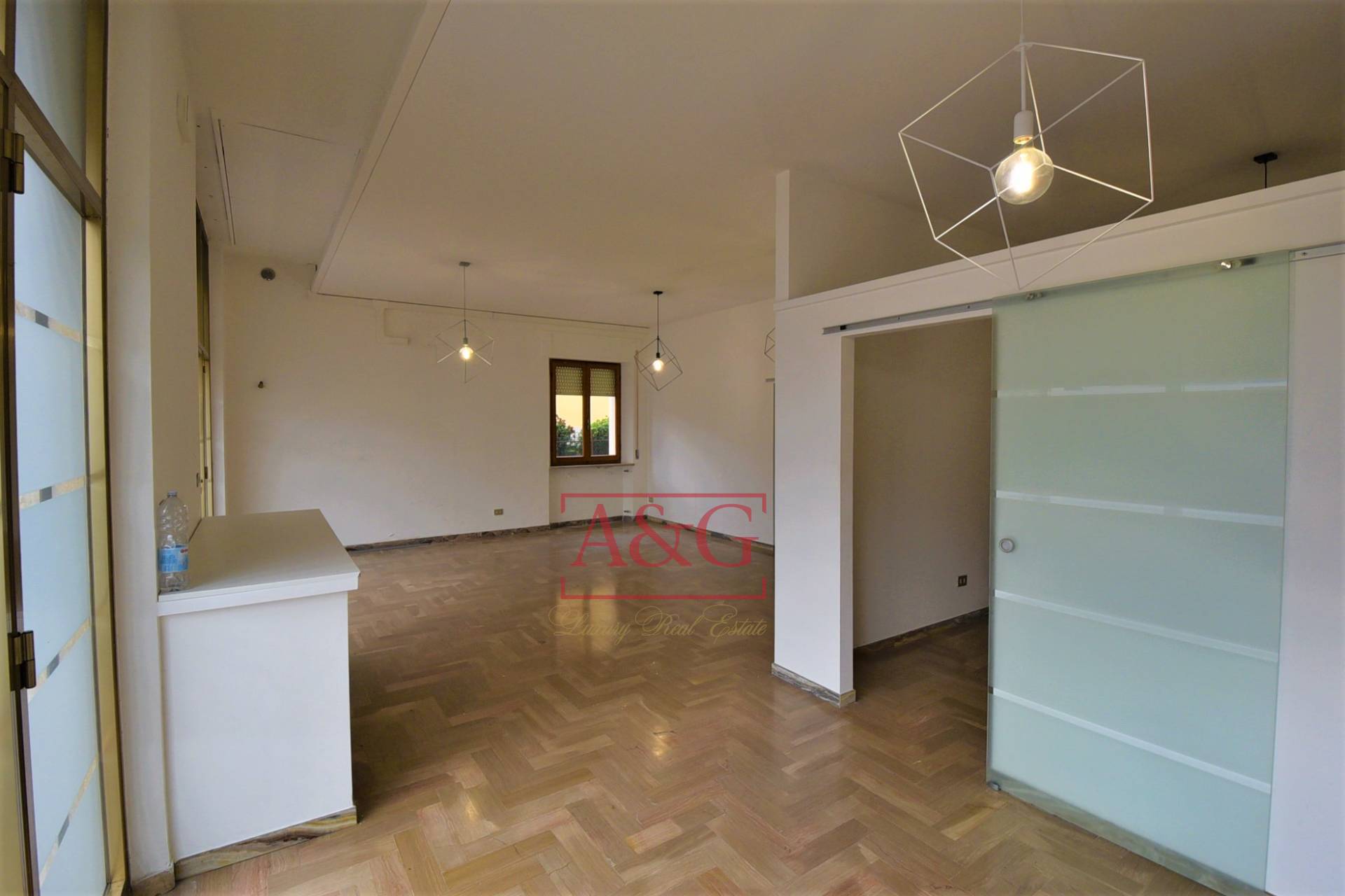 Locale commerciale in affitto a Amandola, Centro