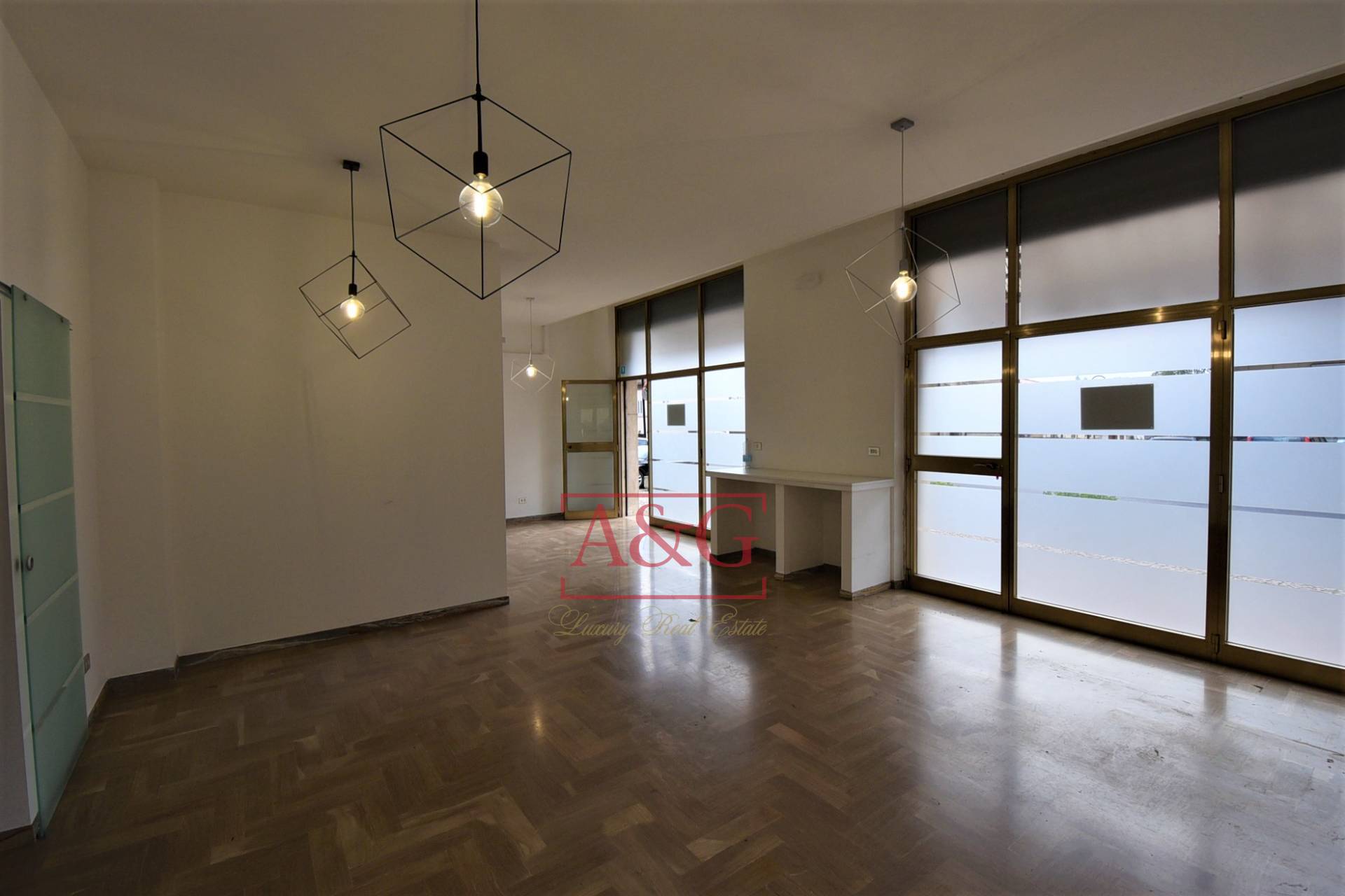 Locale commerciale in affitto a Amandola, Centro