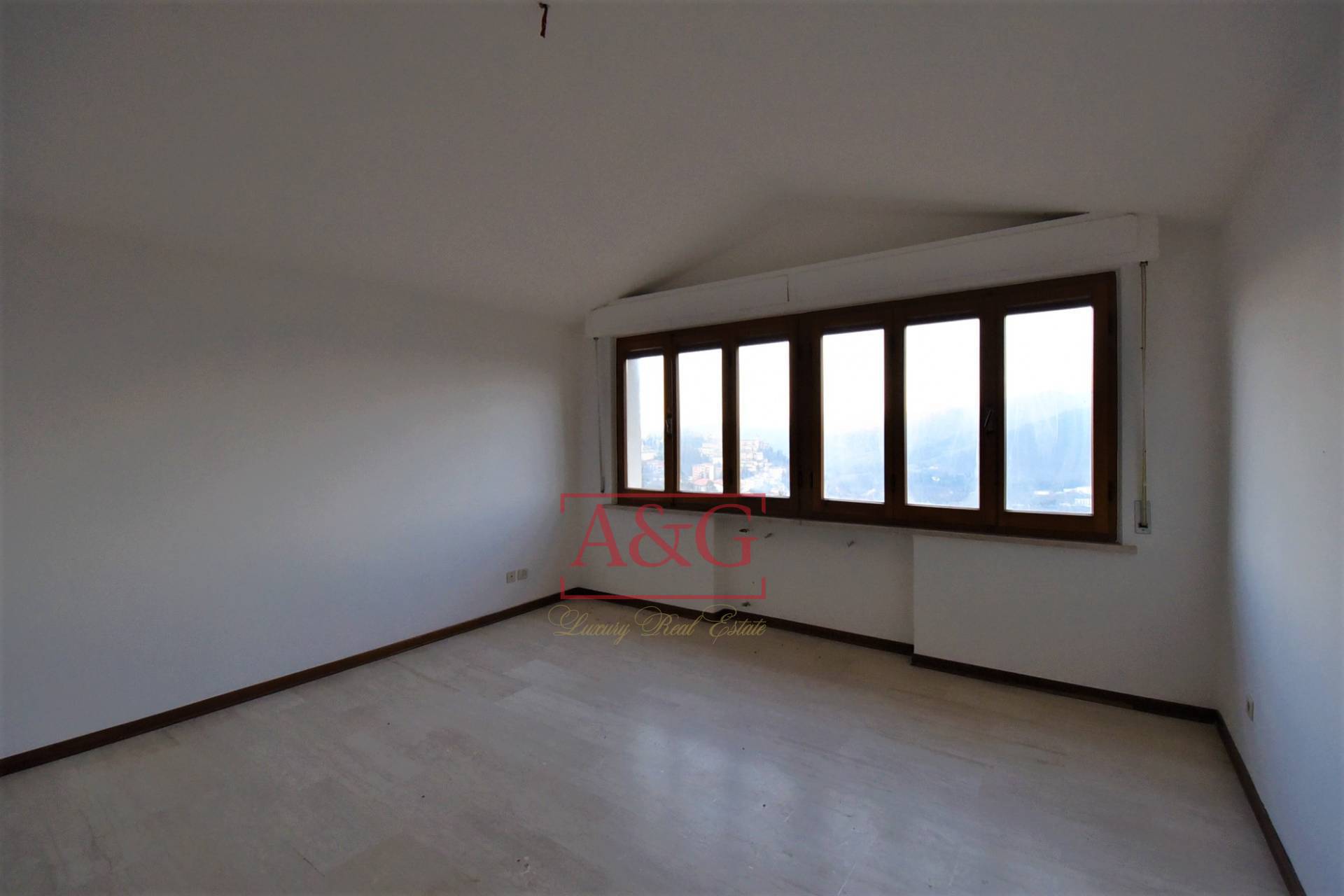 Mansarda in vendita a Amandola, Periferia