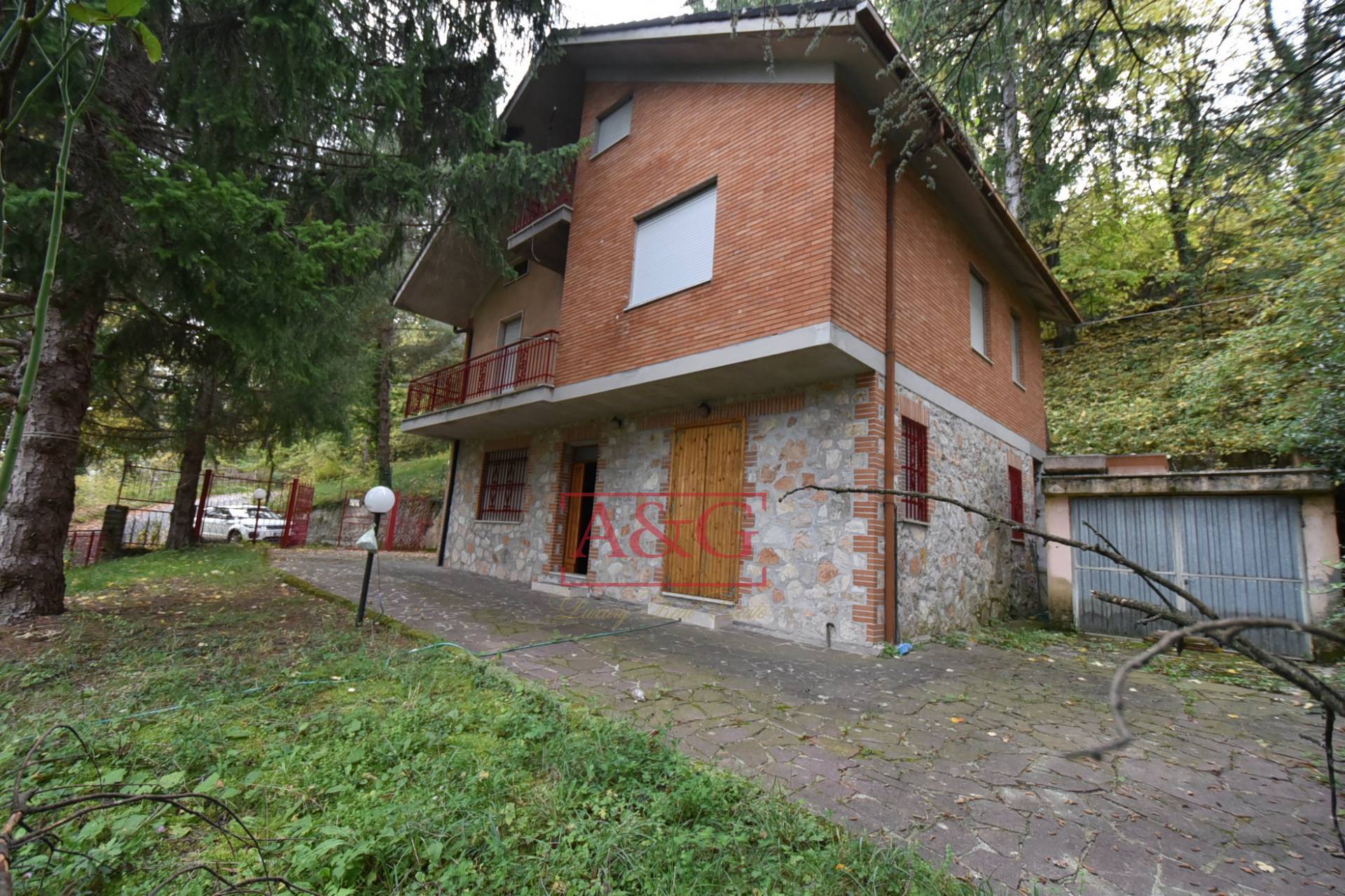 Casa singola in vendita a Montefortino, Semicentro