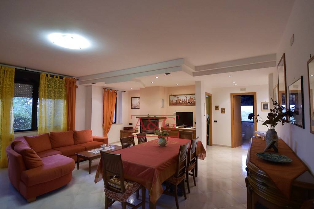 Appartamento in vendita a Sarnano, Campagna