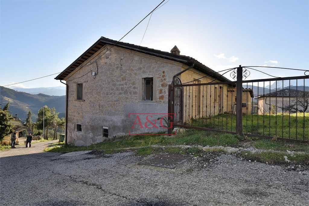Casa colonica in vendita a Roccafluvione, Collina