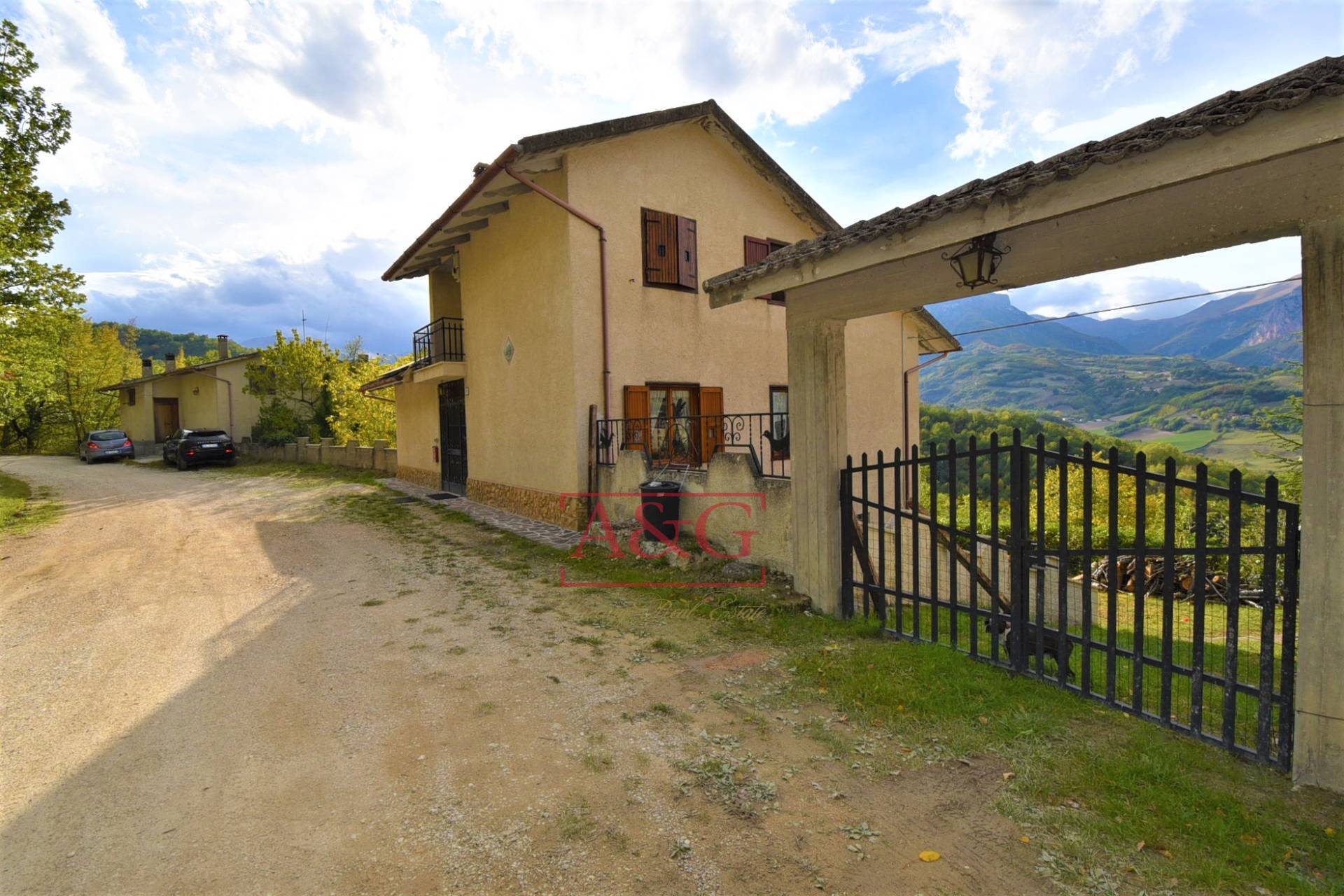 Villa in vendita a Montefortino, Periferia