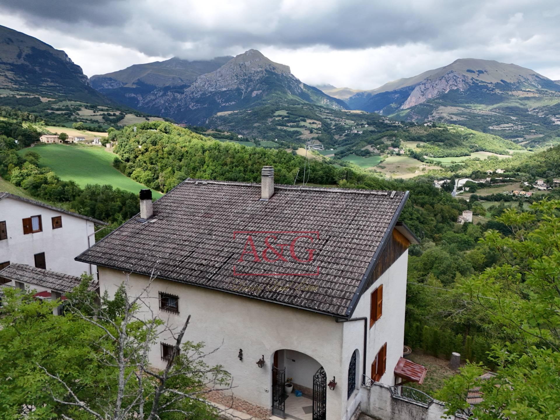 Villa in vendita a Montefortino, Periferia