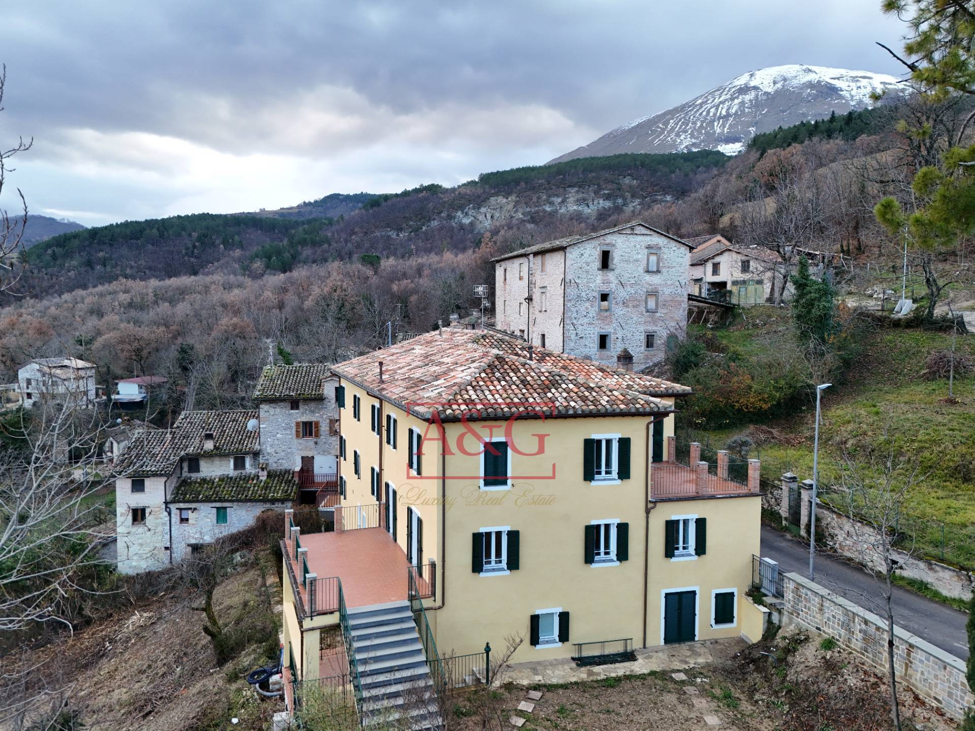 Villa in vendita a Montefortino, Collina