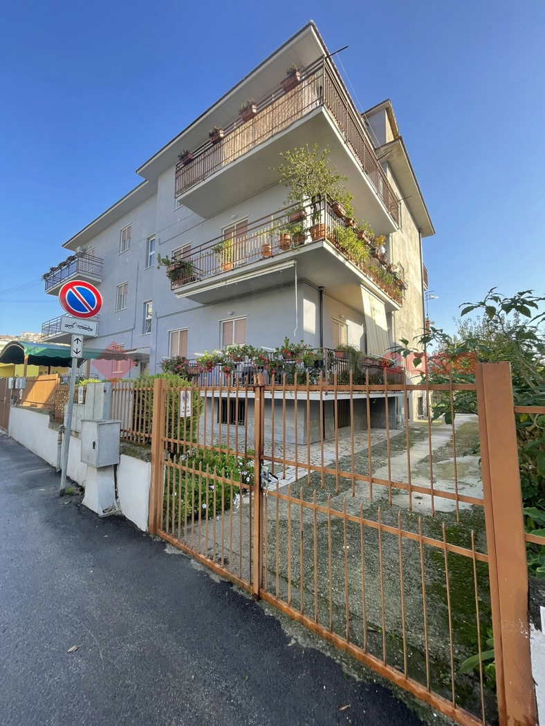 Stabile/Palazzo con box a Minturno