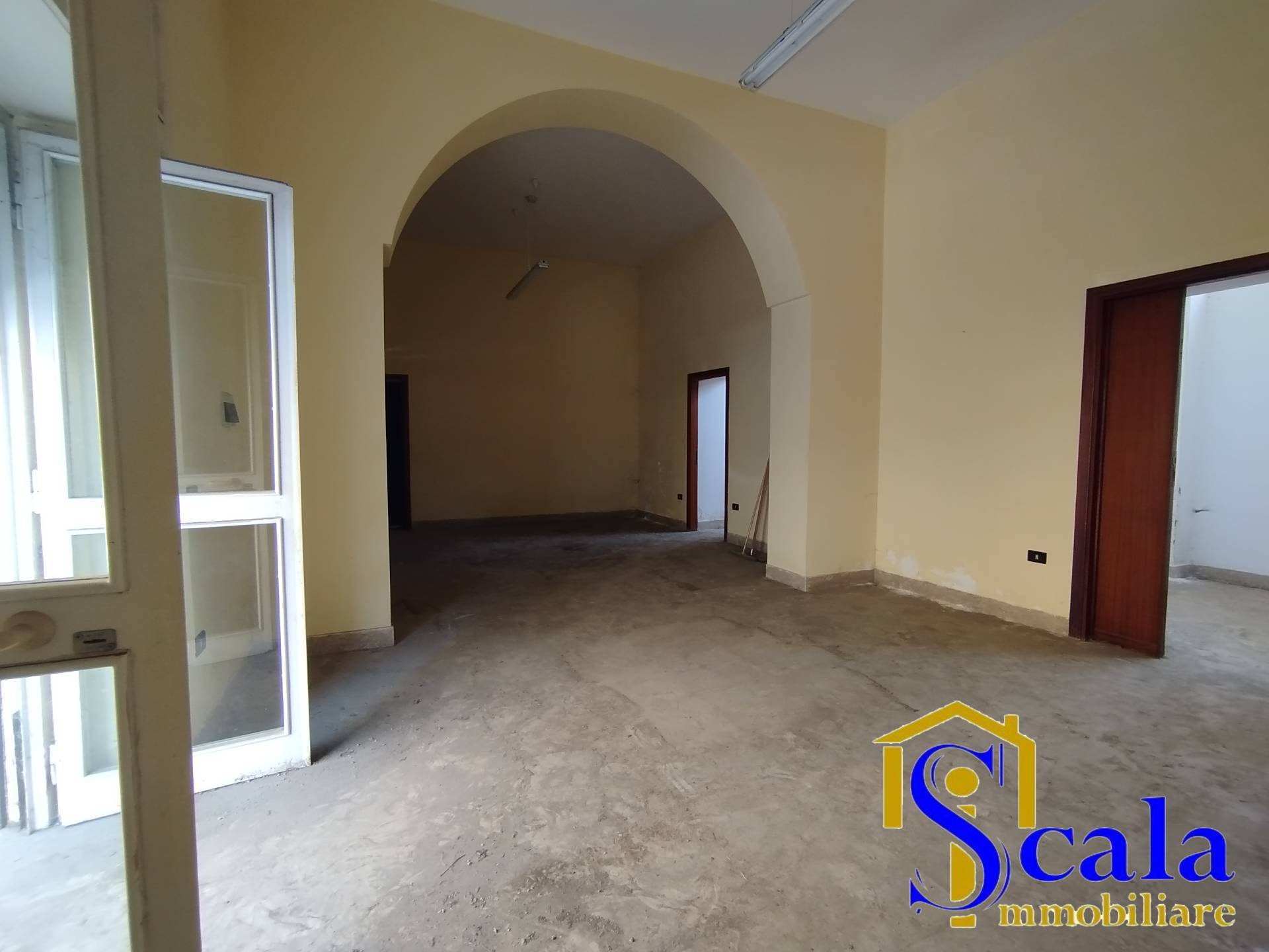 Locale commerciale in affitto a Macerata Campania