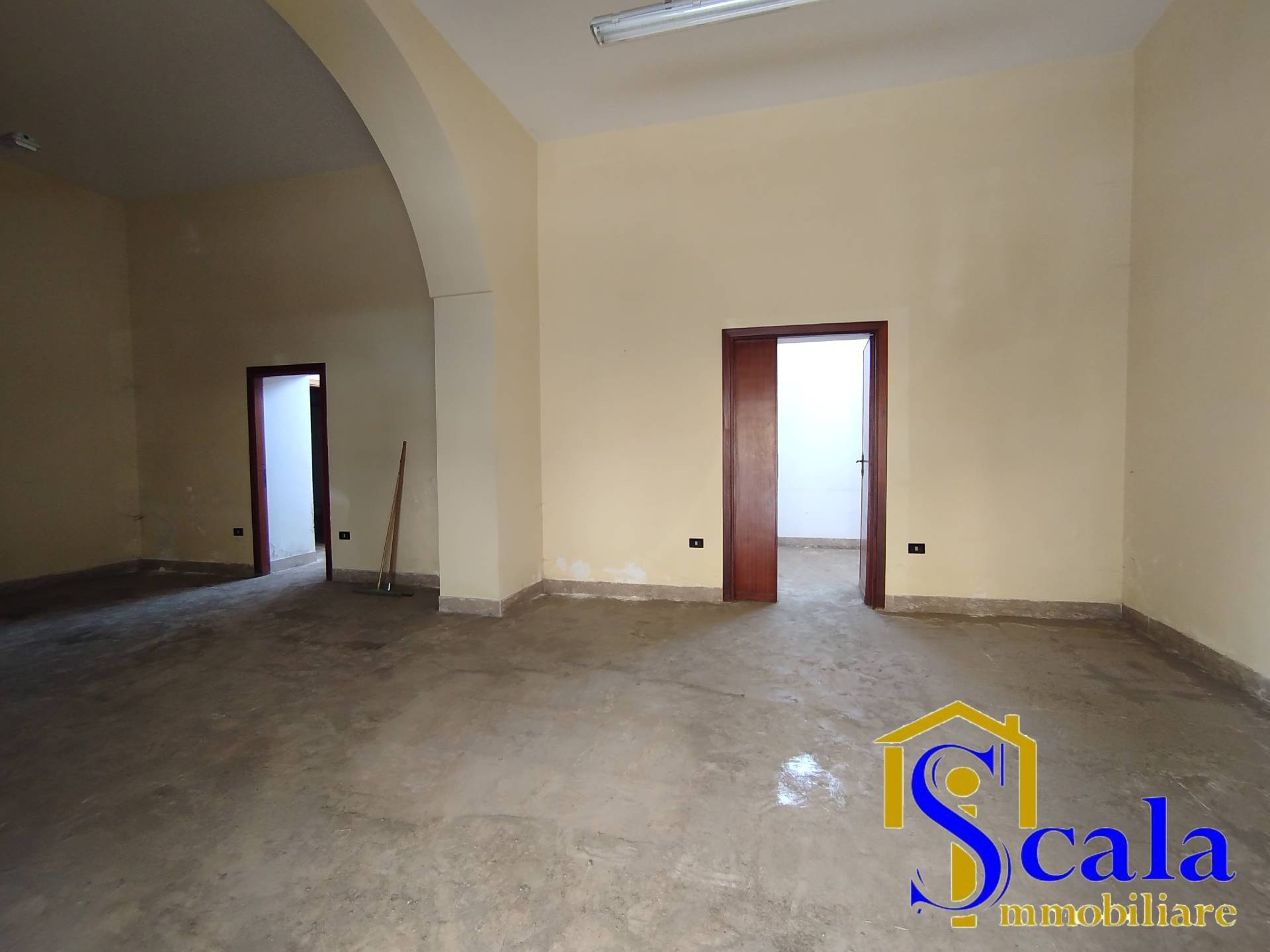 Locale commerciale in affitto a Macerata Campania