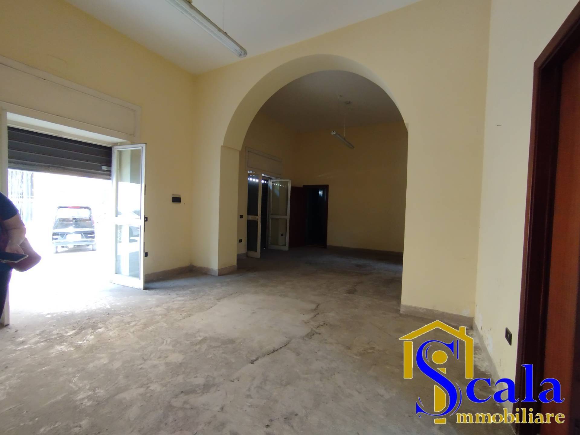 Locale commerciale in affitto a Macerata Campania