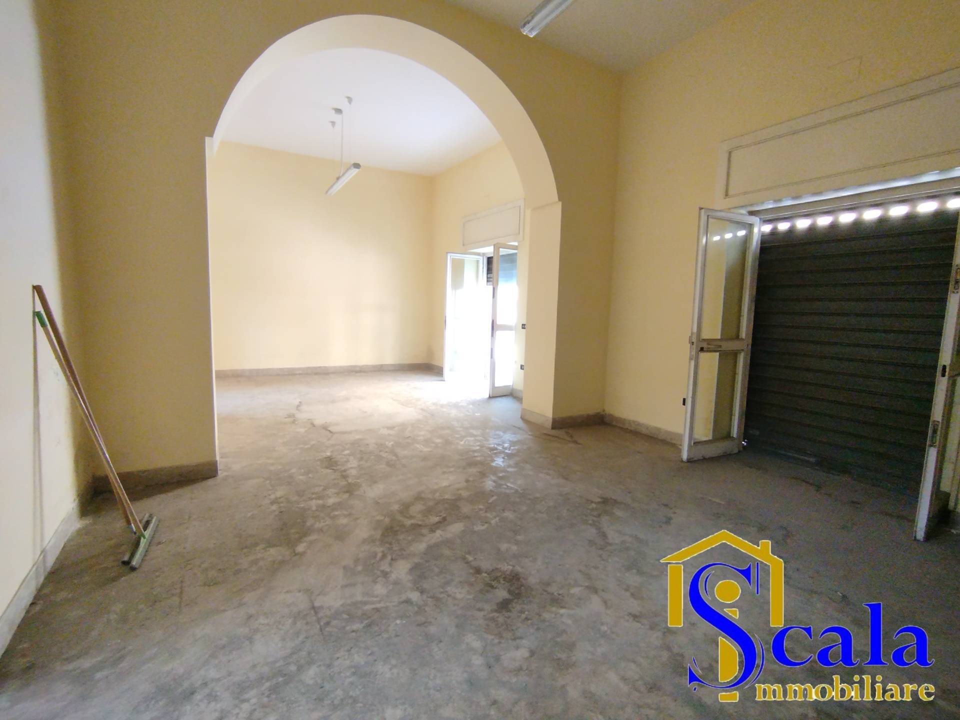 Locale commerciale in affitto a Macerata Campania