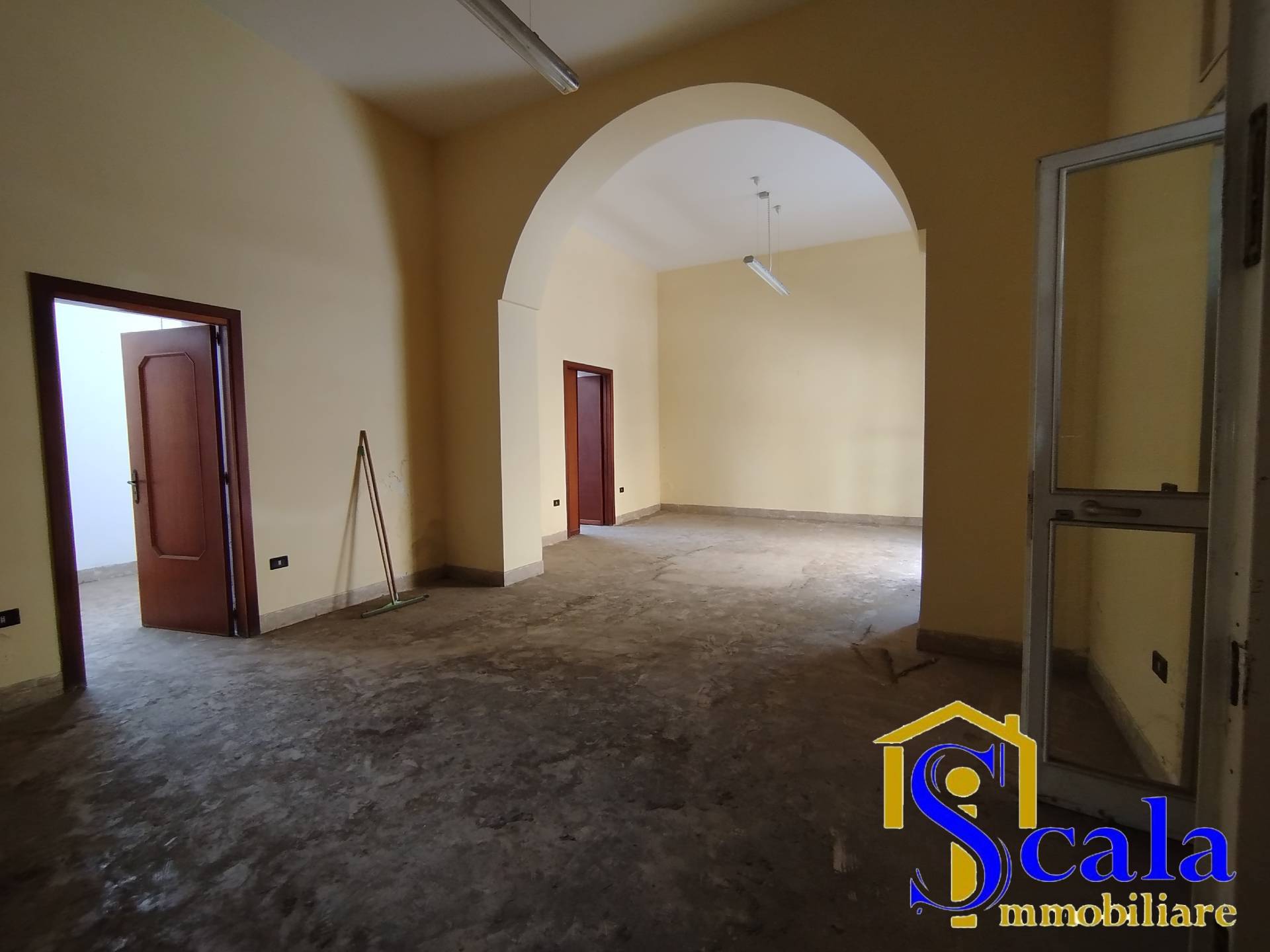 Locale commerciale in affitto a Macerata Campania