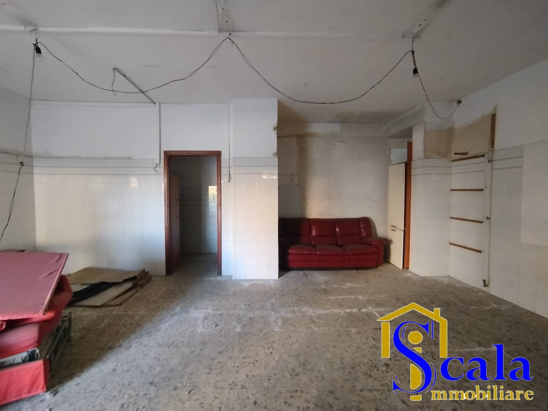 Locale commerciale in affitto a Santa Maria Capua Vetere